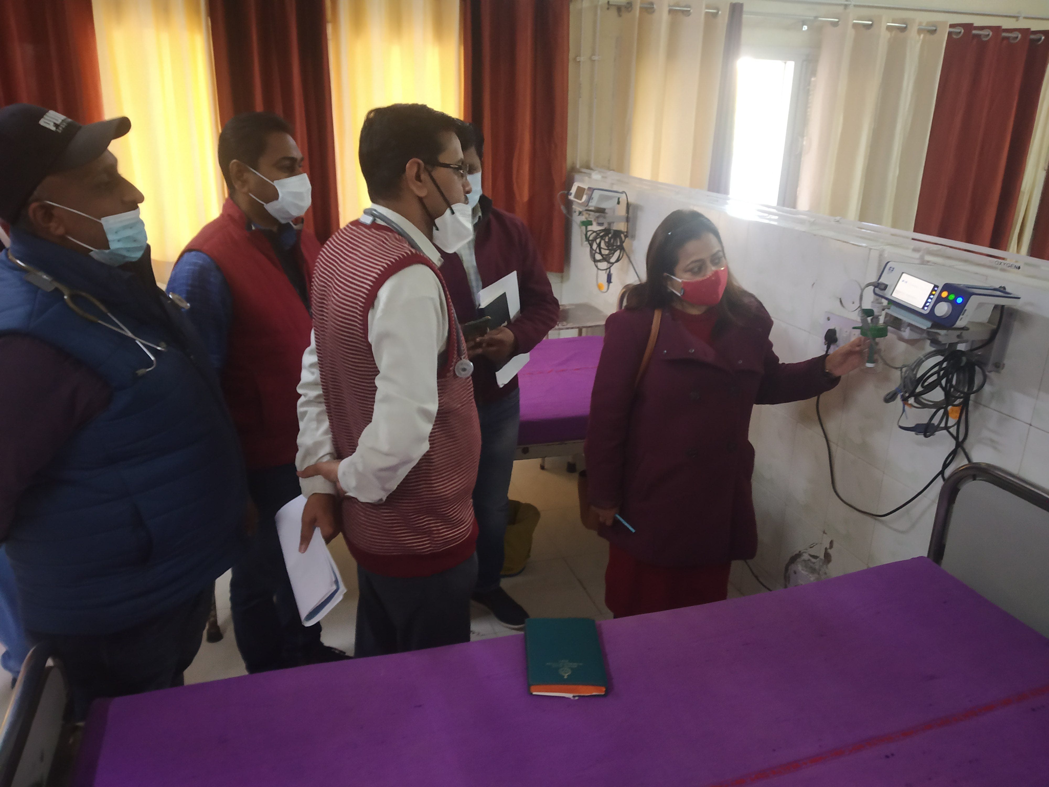 नागरिक अस्पताल में सर्जिकल वार्ड में पेडियेट्रिक वार्ड का निरीक्षण करते विभाग की डिप्टी डायरेक? नागरिक अस्पताल में सर्जिकल वार्ड में पेडियेट्रिक वार्ड का निरीक्षण करते विभाग की डिप्टी डायरेक?