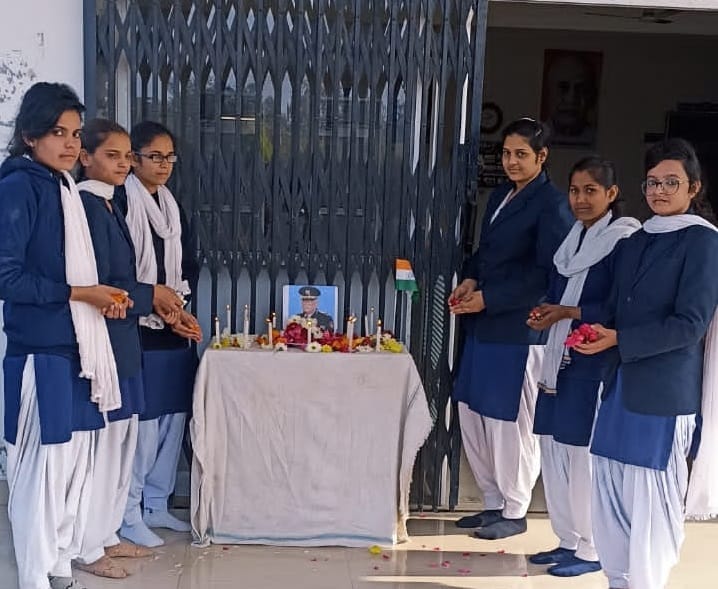 बड़गांव में बिपिन रावत को श्रद्वाजंलि देती छात्राएं बड़गांव में बिपिन रावत को श्रद्वाजंलि देती छात्राएं