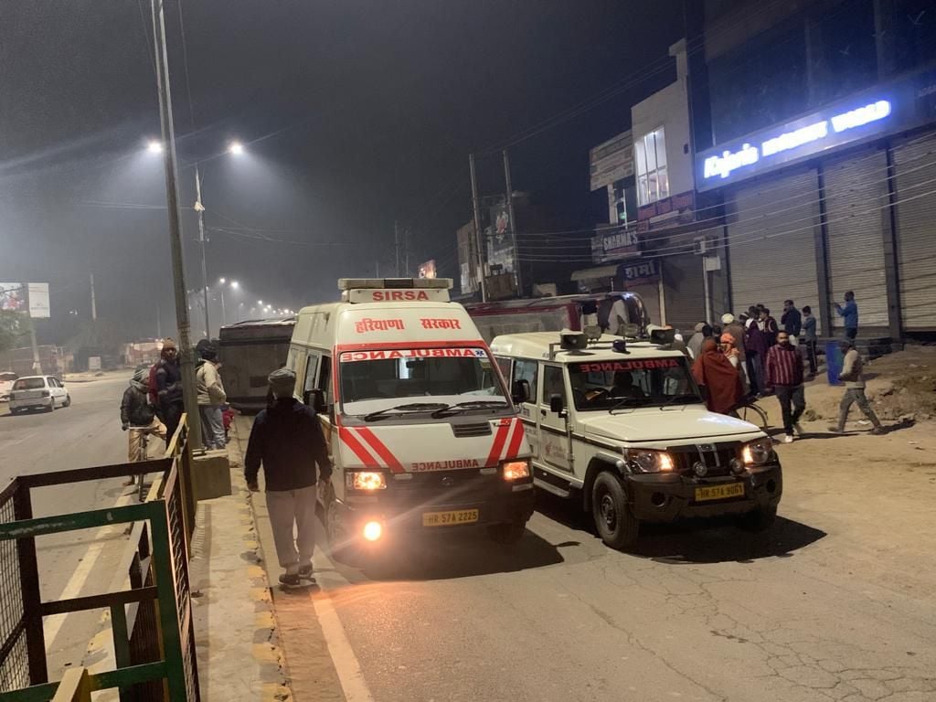 सड़क हादसा होने के बाद मौके पर पहुंची एंबुलेंस। सड़क हादसा होने के बाद मौके पर पहुंची एंबुलेंस।