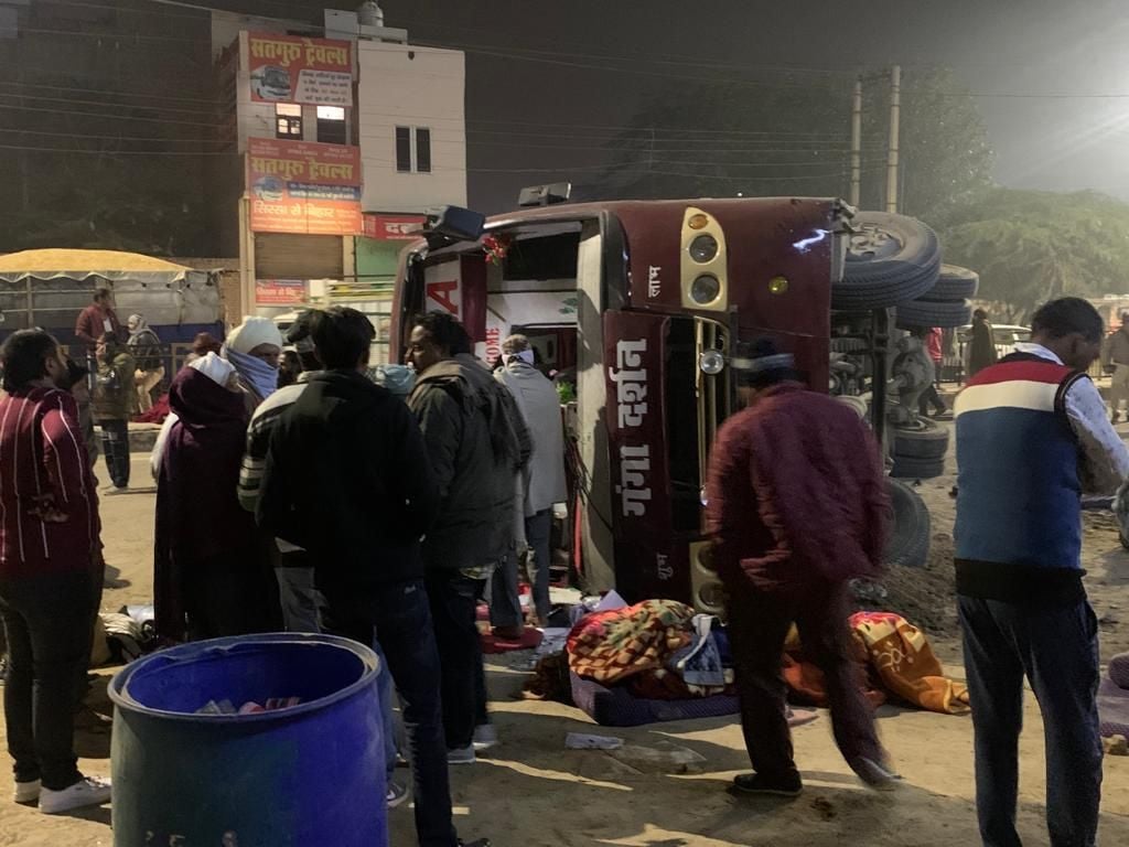 बस पलटने के बाद मौके पर उपस्थित आसपास के लोग। बस पलटने के बाद मौके पर उपस्थित आसपास के लोग।
