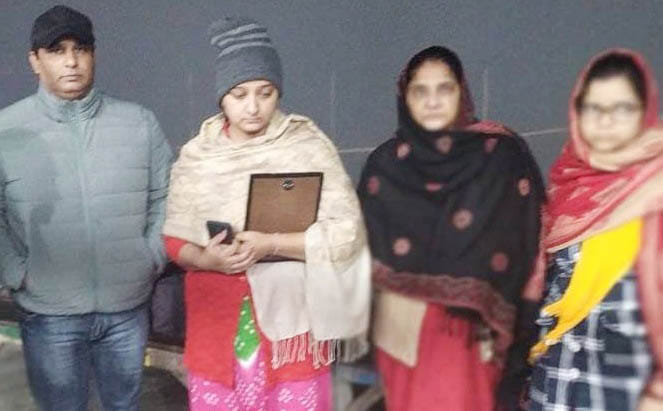 हापुड़ : ब्रजघाट गंगा तट पर दिवगंत स्क्वाड्रन लीडर कुलदीप सिंह की अस्थि विसर्जन के दौरान मौजूद पर