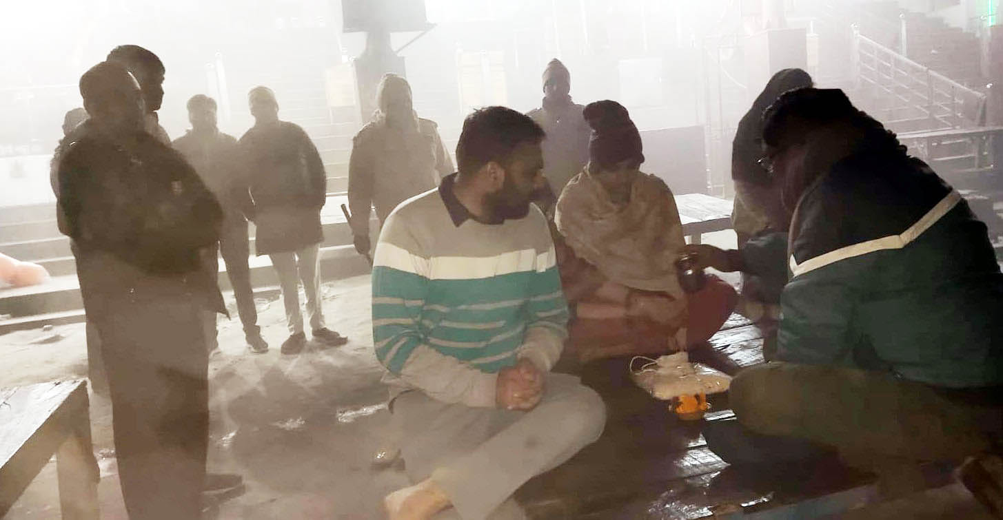 हापुड़ : ब्रजघाट गंगा तट पर दिवगंत स्क्वाड्रन लीडर कुलदीप सिंह की अस्थि विसर्जन के दौरान मौजूद पर