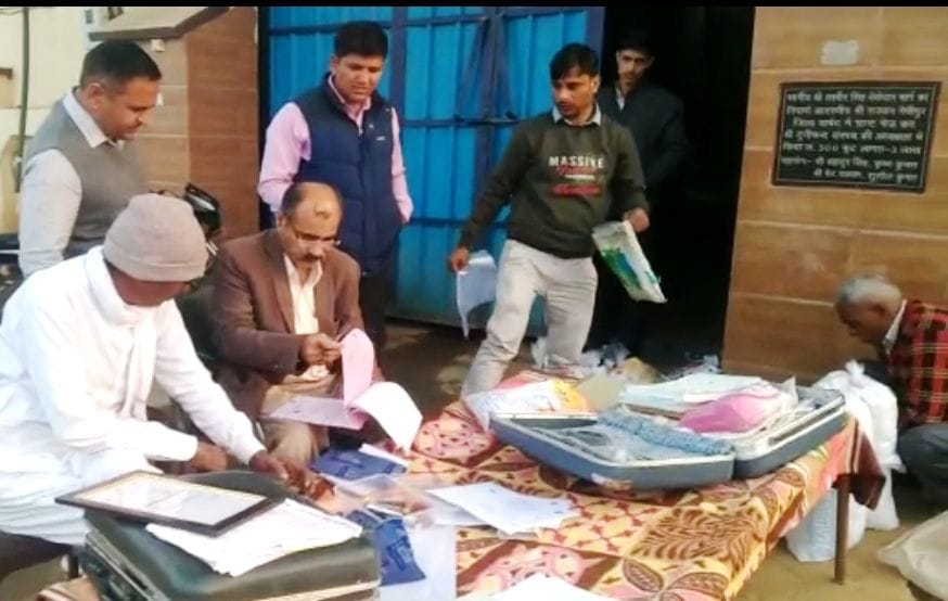 बरवाला। फैक्टरी में दस्तावेज की जांच करते सीएम फ्लाइंग टीम व कृषि विभाग के अधिकारी। बरवाला। फैक्टरी में दस्तावेज की जांच करते सीएम फ्लाइंग टीम व कृषि विभाग के अधिकारी।