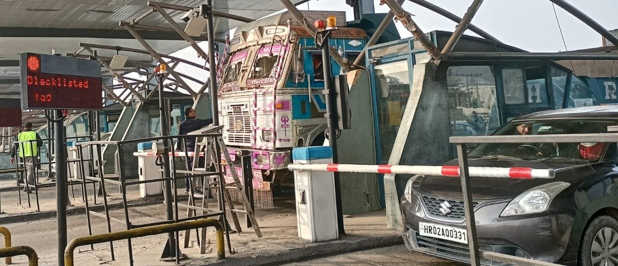 पानीपत। एक साल से टोल बंद होने के कारण ज्यादातर वाहनों के फास्ट टैग ब्लैकलिस्ट रहे। पानीपत। एक साल से टोल बंद होने के कारण ज्यादातर वाहनों के फास्ट टैग ब्लैकलिस्ट रहे।