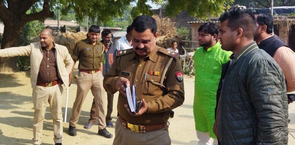 रानीगंज के इमली डांड मैनहा में युवक की हत्या के बाद पहुंची पुलिस। संवाद रानीगंज के इमली डांड मैनहा में युवक की हत्या के बाद पहुंची पुलिस। संवाद