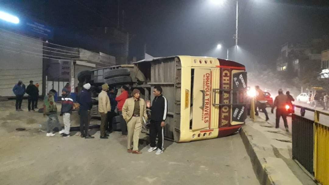 हिसार रोड पर पलटी अभ्यर्थी से भरी बस। हिसार रोड पर पलटी अभ्यर्थी से भरी बस।