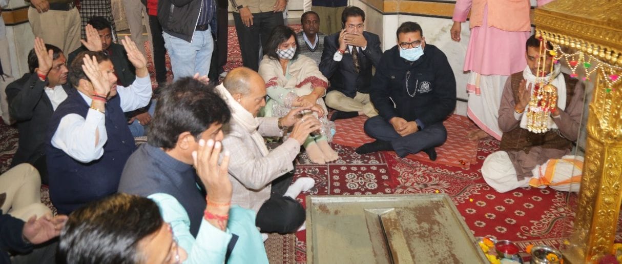 पानीपत। देवी मंदिर में रथ को रवाना करने से पहले पूजा अर्चना करते हुए अधिकारी व अन्य। पानीपत। देवी मंदिर में रथ को रवाना करने से पहले पूजा अर्चना करते हुए अधिकारी व अन्य।