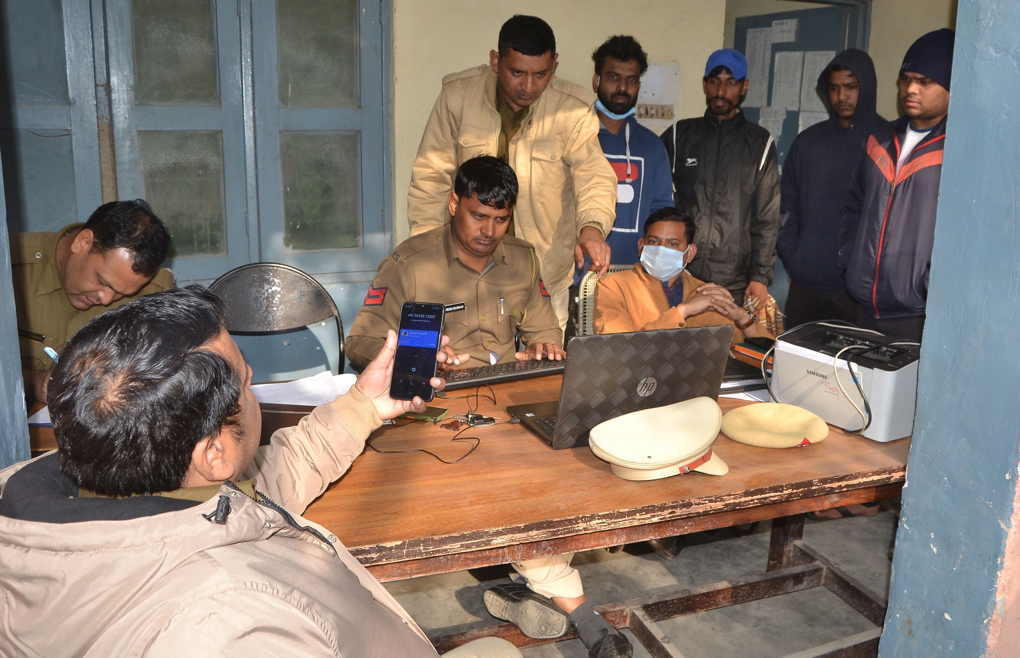 मृतक रवि की मौत मामले में परिजनों के बयान दर्ज करती जूई थाना पुलिस । संवाद मृतक रवि की मौत मामले में परिजनों के बयान दर्ज करती जूई थाना पुलिस । संवाद