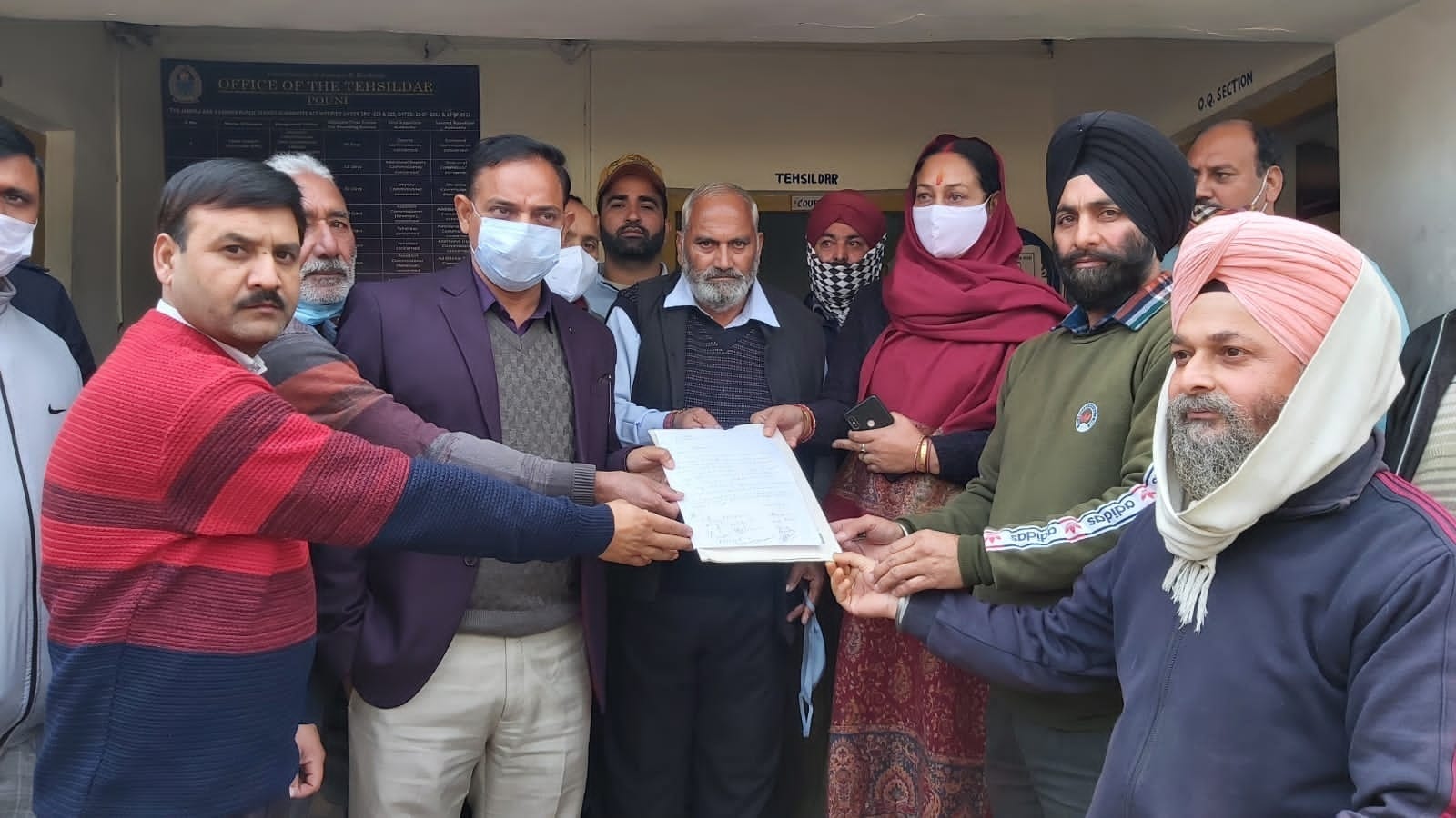तहसीलदार पौनी को ज्ञापन सौंपते हुए स्थानीय दूकानदार व लोग। तहसीलदार पौनी को ज्ञापन सौंपते हुए स्थानीय दूकानदार व लोग।