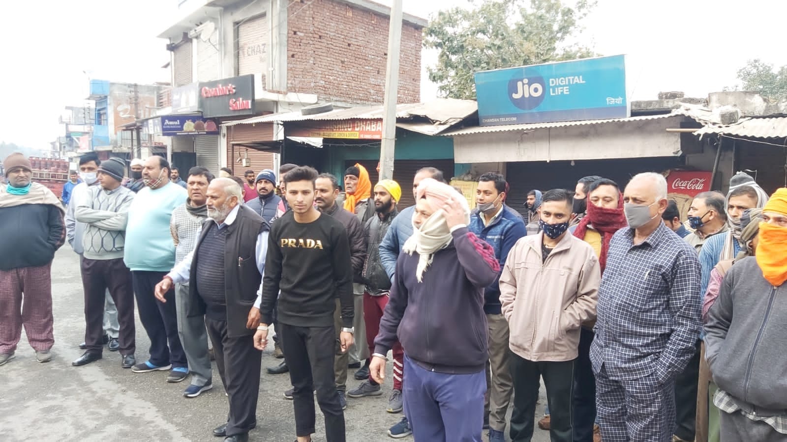 पौनी में रोष रैली निकालते हुए स्थानीय दूकानदार व नागरिक। पौनी में रोष रैली निकालते हुए स्थानीय दूकानदार व नागरिक।