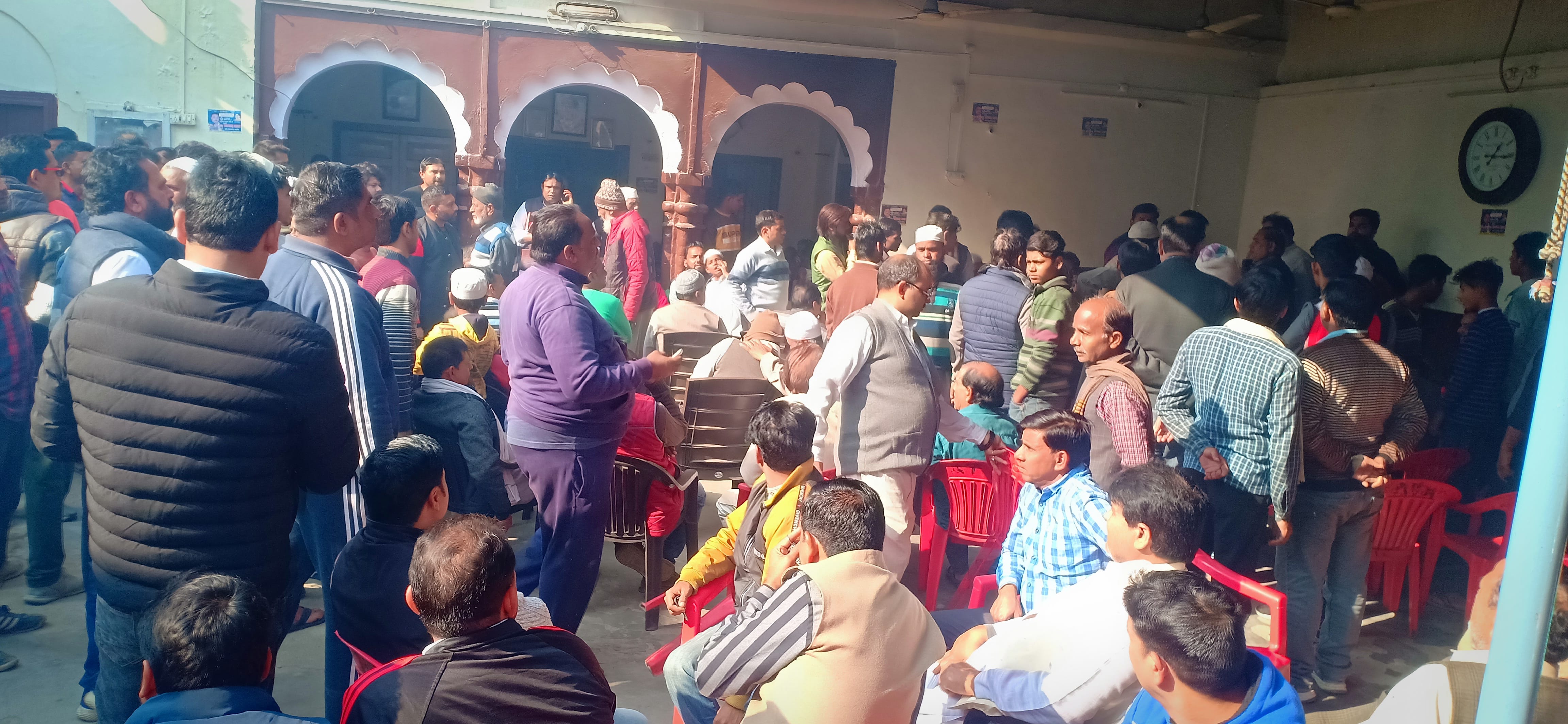 नगीना में शेख खलीलुर्रहमान के निधन की सूचना पर उनके आवास पर उमड़ी भीड़। नगीना में शेख खलीलुर्रहमान के निधन की सूचना पर उनके आवास पर उमड़ी भीड़।