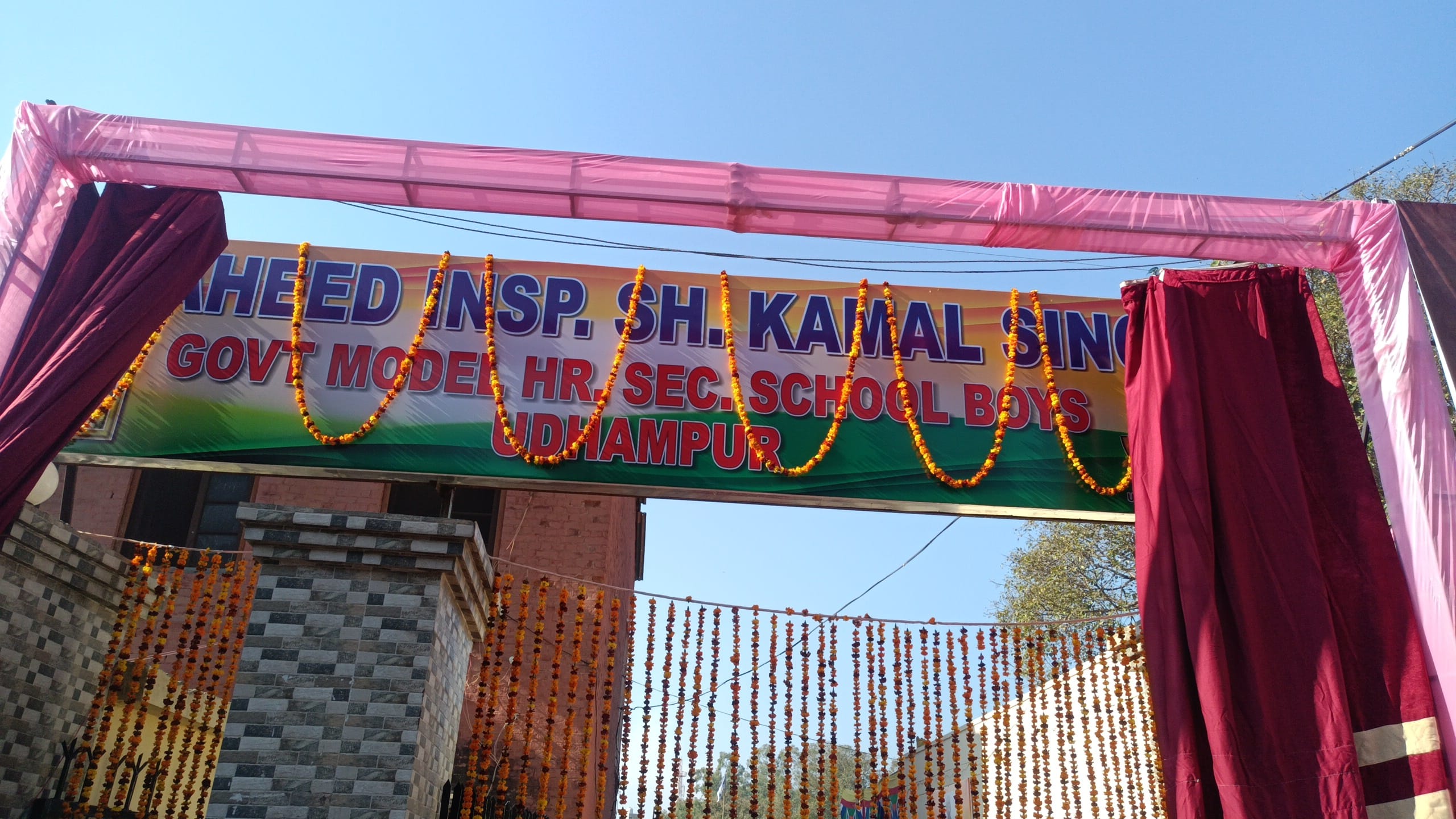 उधमपुर में शहीद इंस्पेक्टर माडल हायर सेकेंडरी स्कूल ब्वायज उधमपुर के नाम से लगाया गेट उधमपुर में शहीद इंस्पेक्टर माडल हायर सेकेंडरी स्कूल ब्वायज उधमपुर के नाम से लगाया गेट