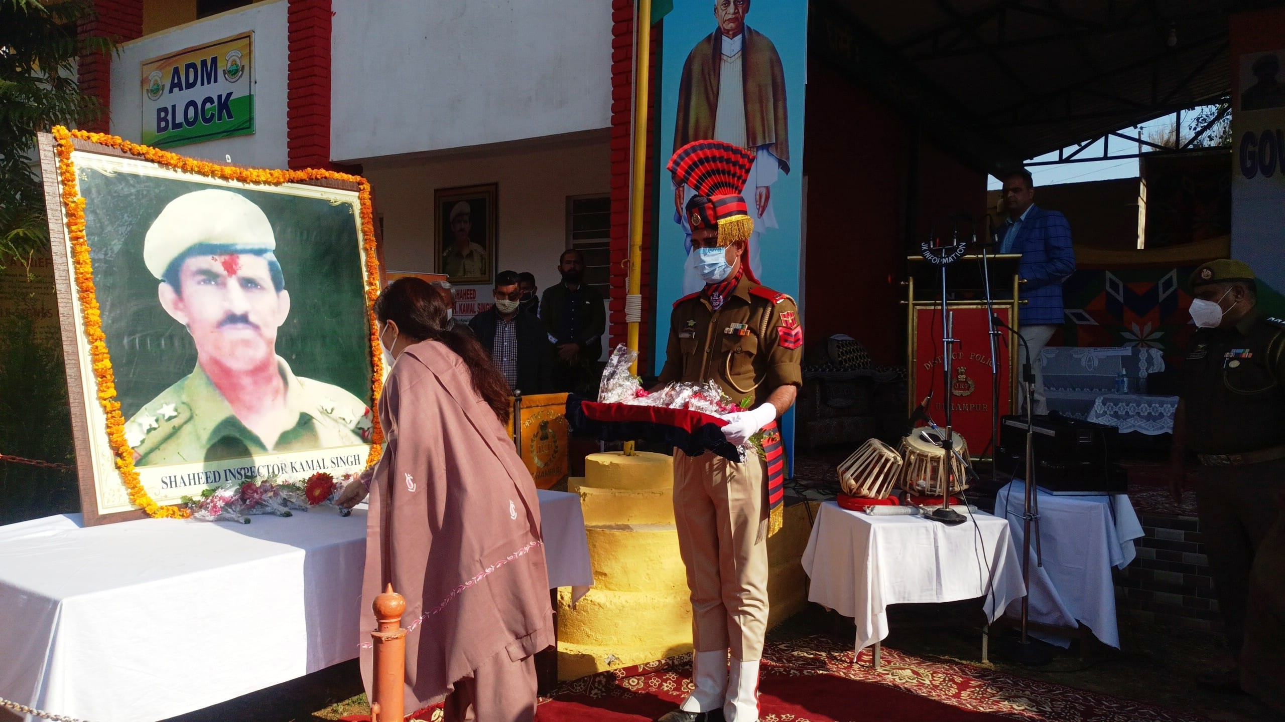 उधमपुर में शहीद इंस्पेक्टर कमल सिंह को श्रद्धांजलि देती डीसी इंदु कंवल चिब उधमपुर में शहीद इंस्पेक्टर कमल सिंह को श्रद्धांजलि देती डीसी इंदु कंवल चिब