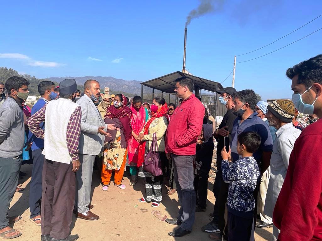 उधमुपर के सुई इलाके में गंदगी फेंकने के विरोध में प्रदर्शन करते पूर्व विधायक व स्थानीय निवासी