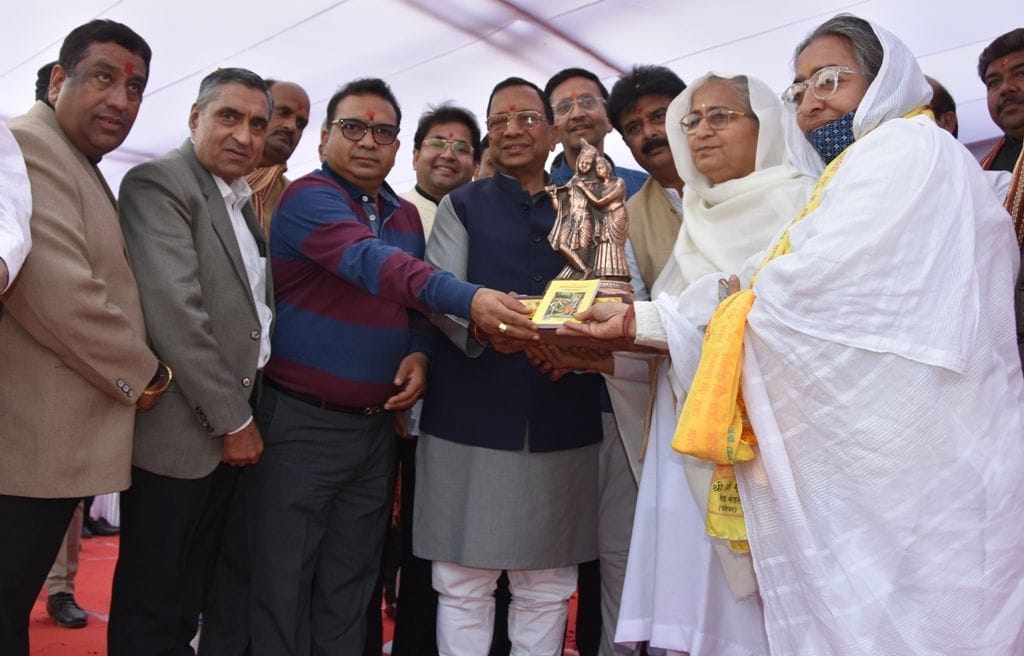 पानीपत। प्रेम मंदिर की परम अध्यक्षा कांता देवी महाराज को स्मृती चिन्ह देकर सम्मानित करते हुए। पानीपत। प्रेम मंदिर की परम अध्यक्षा कांता देवी महाराज को स्मृती चिन्ह देकर सम्मानित करते हुए।