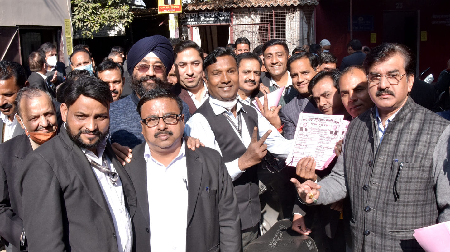 दीवानी कचहरी में सहारनपुर अधिवक्ता एसोसिएशन चुनाव के लिये जनसंर्पक करते प्रगतिशील अधिवक्ता एक?