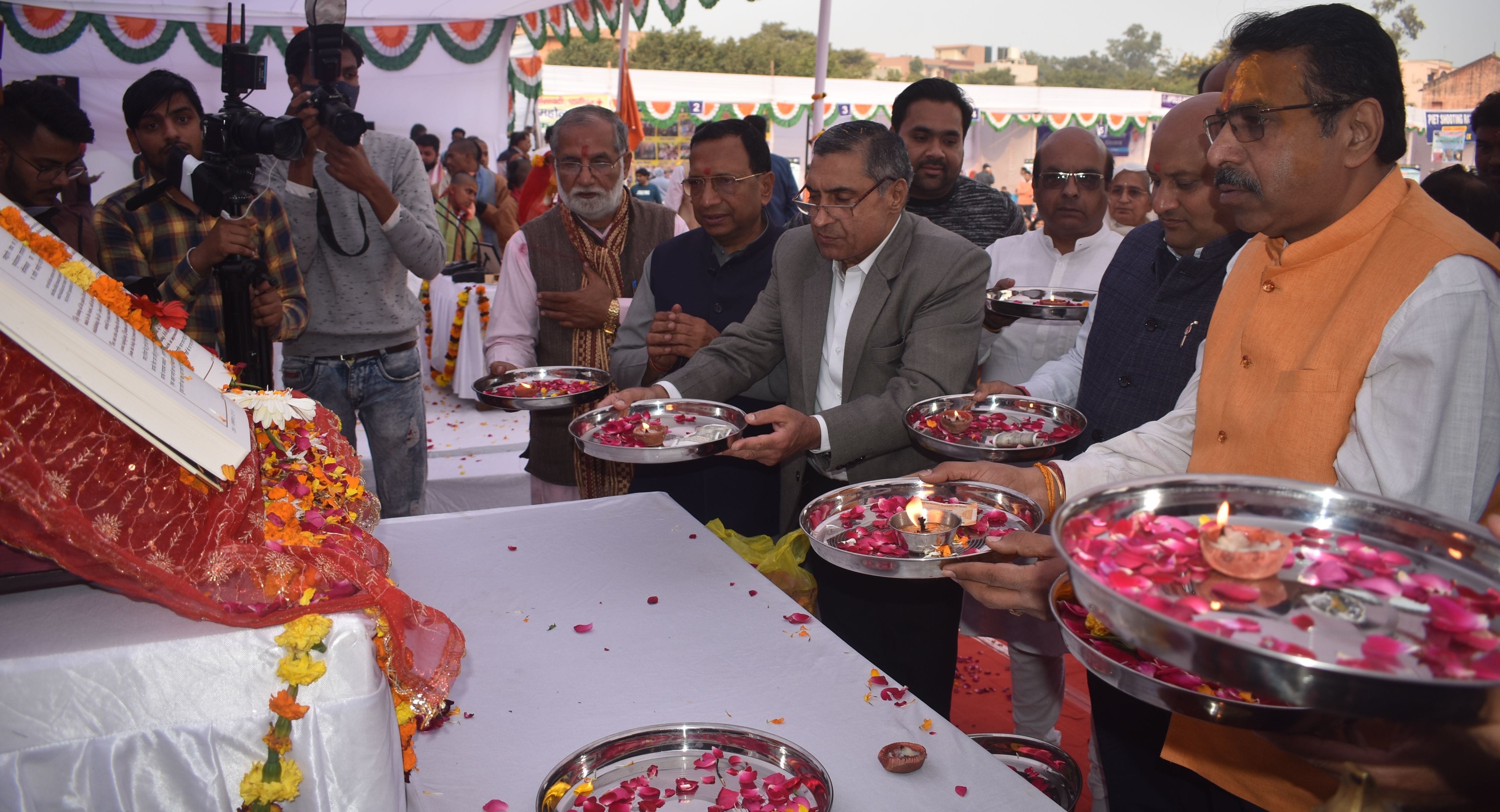 पानीपत। भागवत गीता की आरती हुए विधायक,पार्षद व अन्य लोग। पानीपत। भागवत गीता की आरती हुए विधायक,पार्षद व अन्य लोग।