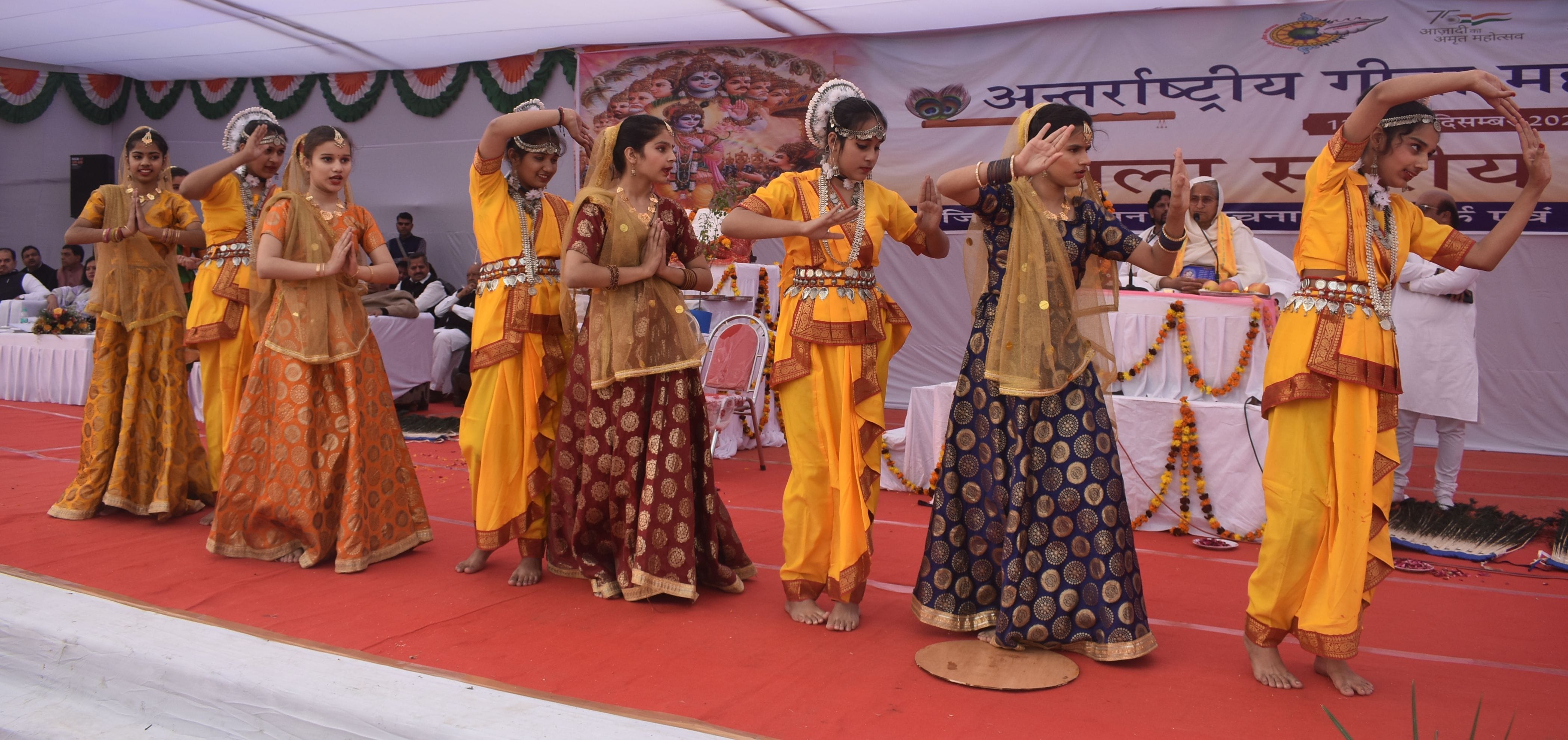 पानीपत। आर्य कॉलेज के प्रांगण में आयोजित कार्यक्रम के दौरान प्रस्तुति देती हुई छात्राएं। पानीपत। आर्य कॉलेज के प्रांगण में आयोजित कार्यक्रम के दौरान प्रस्तुति देती हुई छात्राएं।