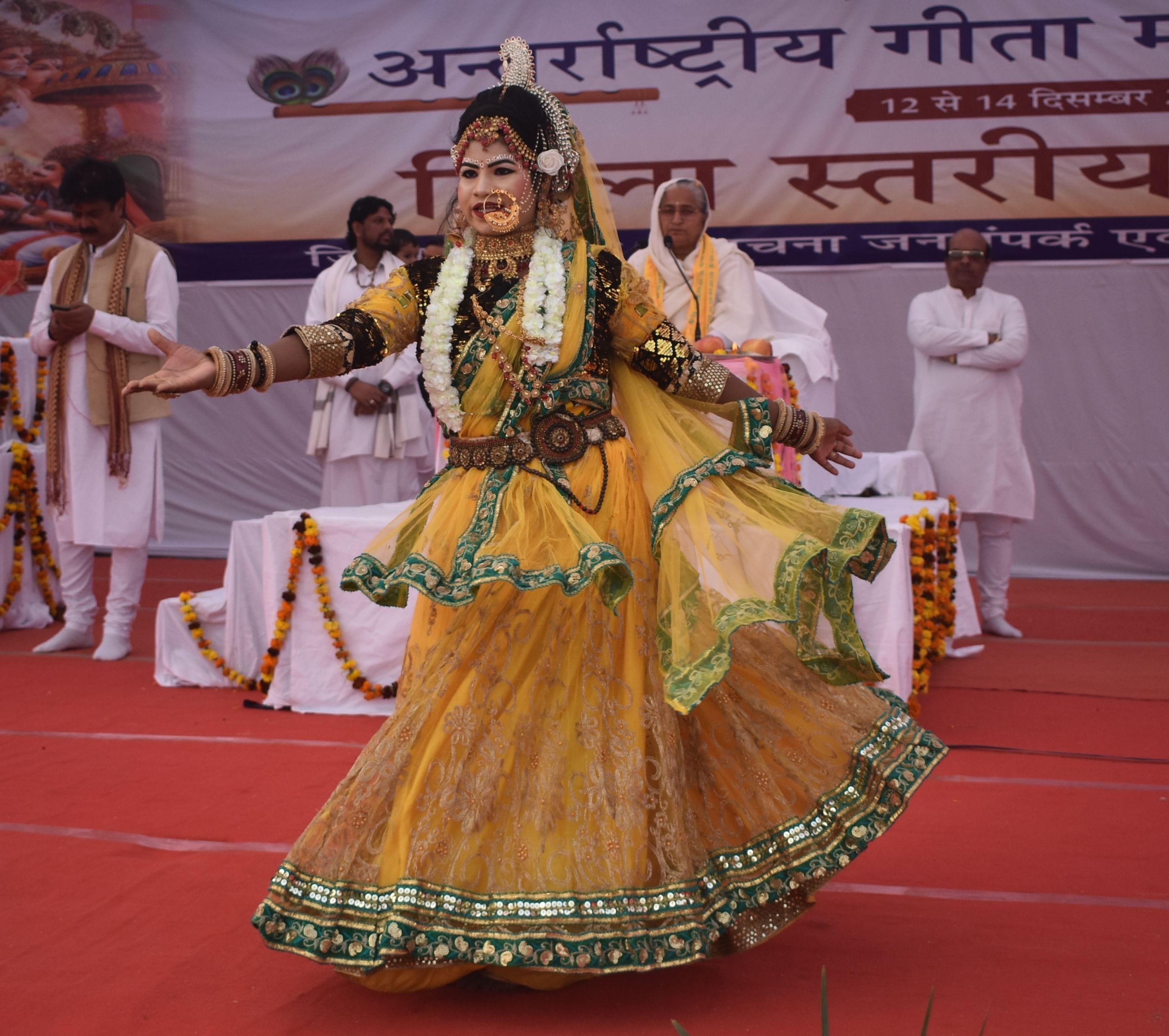 पानीपत। आर्य कॉलेज के प्रांगण में आयोजित कार्यक्रम के दौरान प्रस्तुति देती हुई कलाकार। पानीपत। आर्य कॉलेज के प्रांगण में आयोजित कार्यक्रम के दौरान प्रस्तुति देती हुई कलाकार।