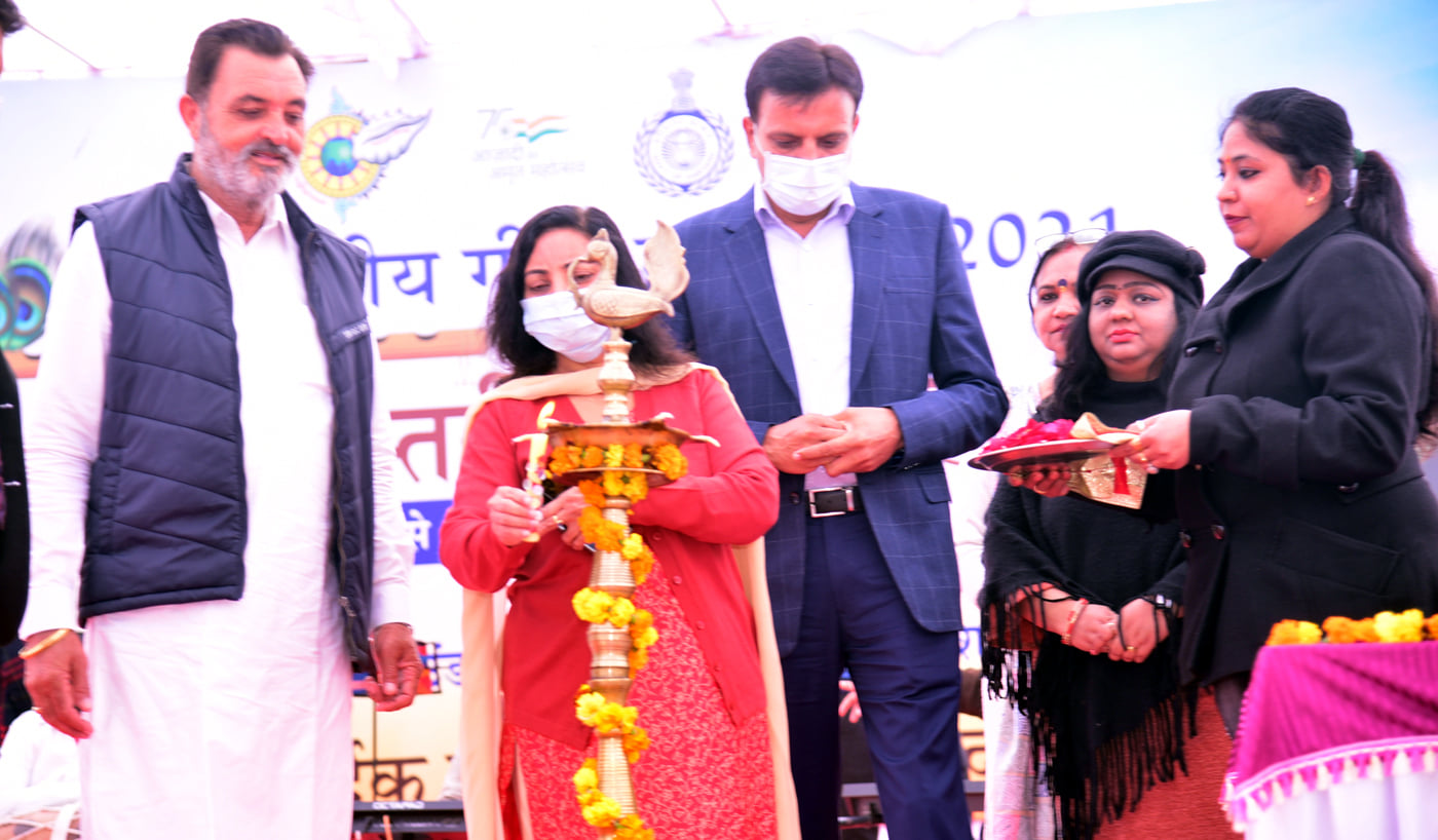 अंबाला शहर में आयोजित जिला स्तरीय गीता जयंती महोत्सव के तीसरे दिन दीप प्रज्जवलित करते हुए अंबाल? अंबाला शहर में आयोजित जिला स्तरीय गीता जयंती महोत्सव के तीसरे दिन दीप प्रज्जवलित करते हुए अंबाल?