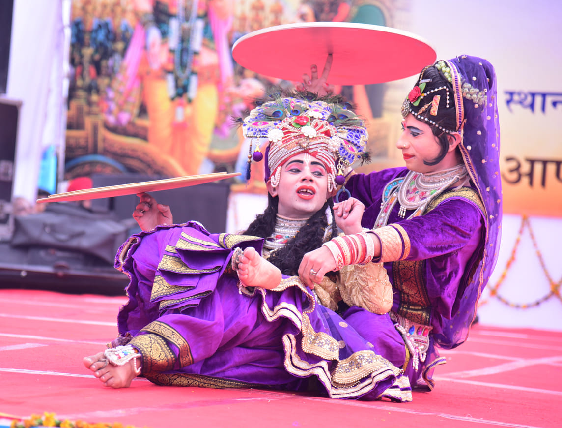 अंबाला शहर में आयोजित जिला स्तरीय गीता जयंती महोत्सव में प्रस्तुती देते कलाकार। अंबाला शहर में आयोजित जिला स्तरीय गीता जयंती महोत्सव में प्रस्तुती देते कलाकार।
