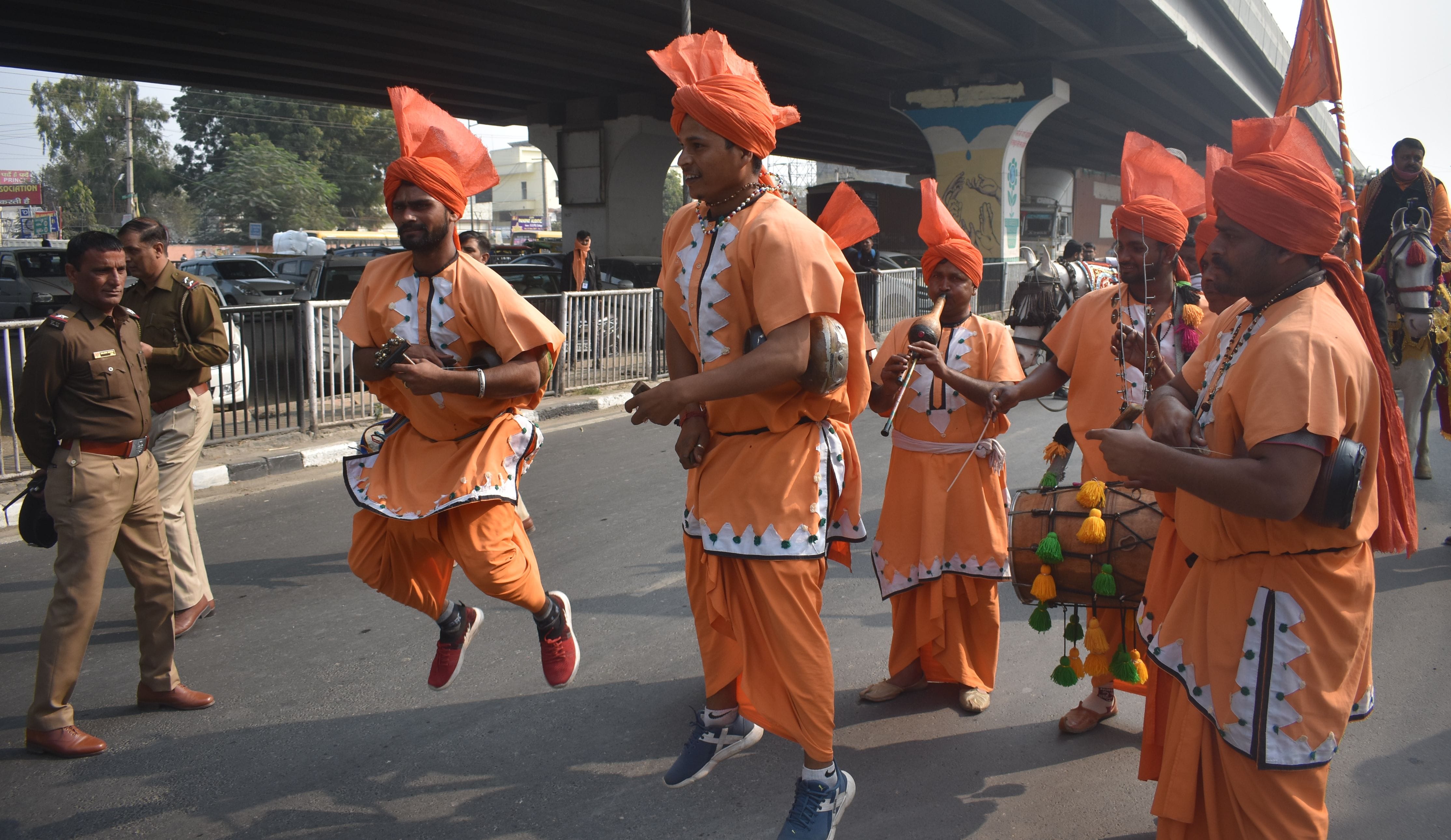 पानीपत। शोभायात्रा के दौरान बीन बजा हवा में ऊछल कर प्रस्तुति देते हुए कलाकार।