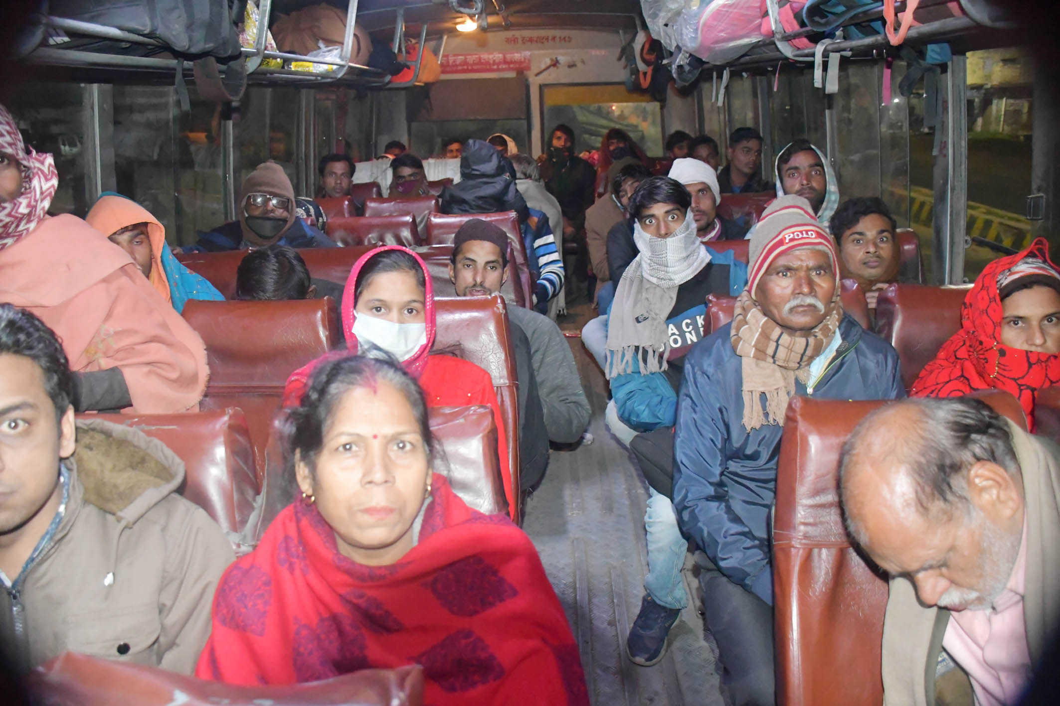 गढ़ में रोडवेज बस डिपो में भयभीत होकर बैठे यात्री। गढ़ में रोडवेज बस डिपो में भयभीत होकर बैठे यात्री।