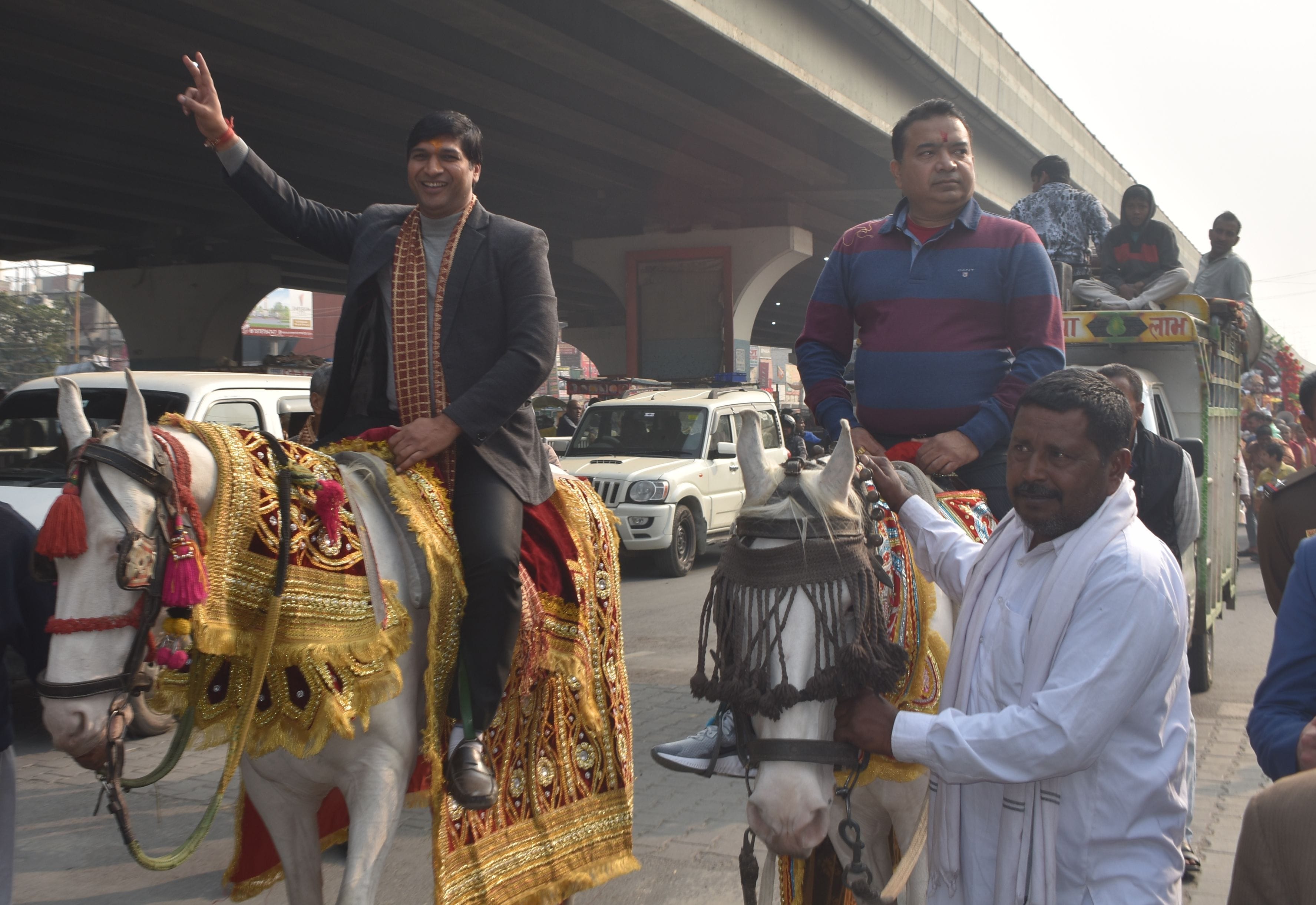 पानीपत। शोभायात्रा के दौरान घोड़े पर बैठकर जाते हुए उपायुक्त सुशील सारवान व साथ में मौजूद अन्य।