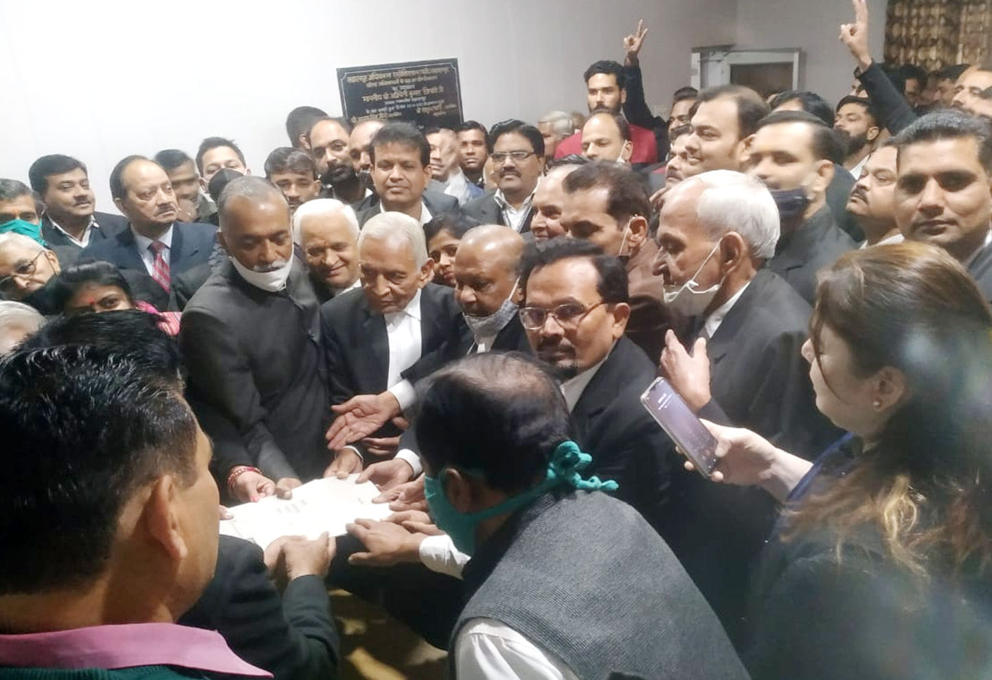 दीवानी कचहरी में नामांकन करते बिशंभर सिंह गुट दीवानी कचहरी में नामांकन करते बिशंभर सिंह गुट