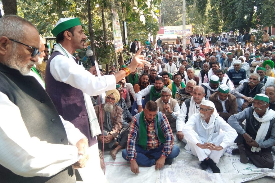 नजीबाबाद के किसान आंदोलन में बोलते भाकियू के मंडल अध्यक्ष चौ.दिगंबर सिंह।