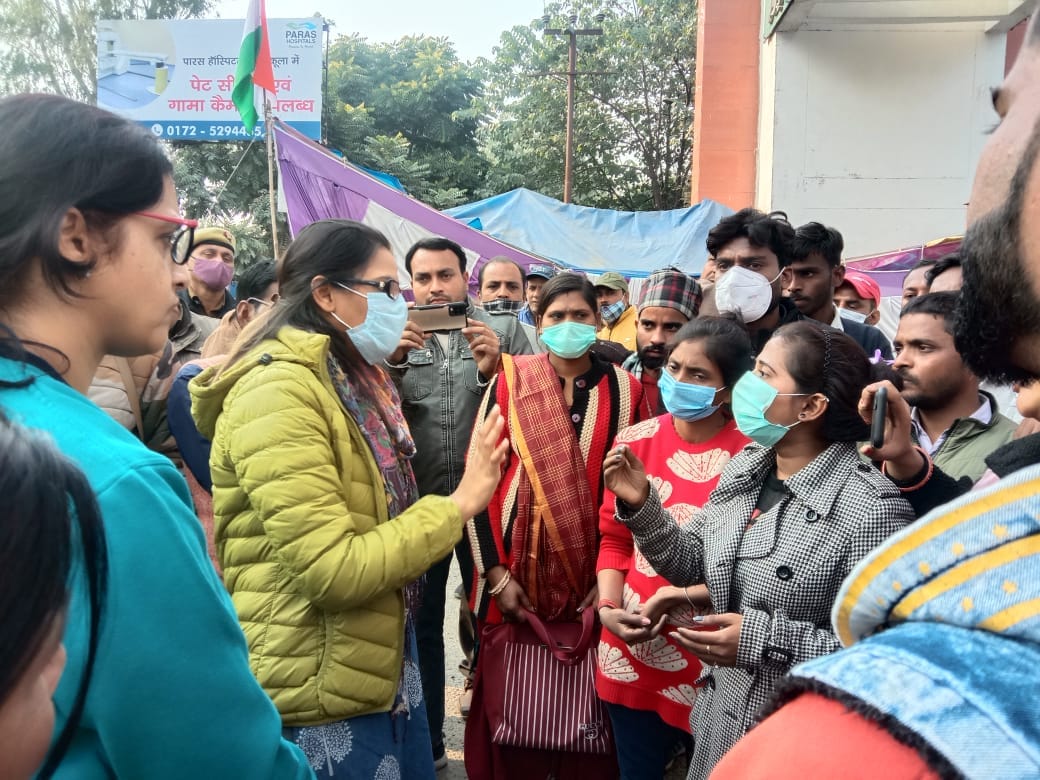 कर्मचारियों को समझाती एसडीएम सदर किंशुक श्रीवास्तव कर्मचारियों को समझाती एसडीएम सदर किंशुक श्रीवास्तव