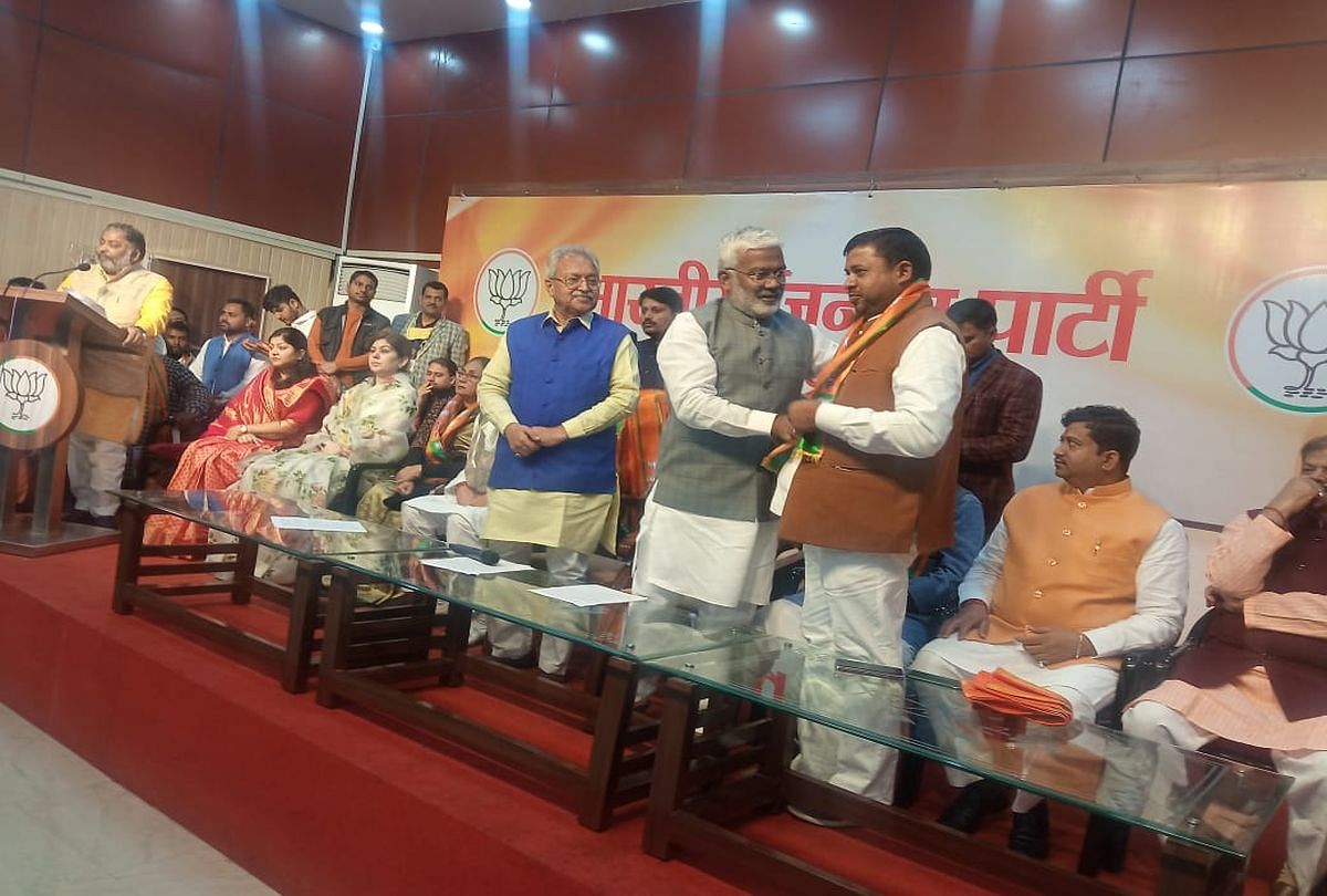 Former Bsp Mla Bhagwan Singh Kushwaha Joins Bjp Before Up Assembly  Elections - यूपी: बसपा के पूर्व विधायक भगवान सिंह कुशवाह ने थामा भाजपा का  दामन, आगरा की इस सीट पर मचेगा