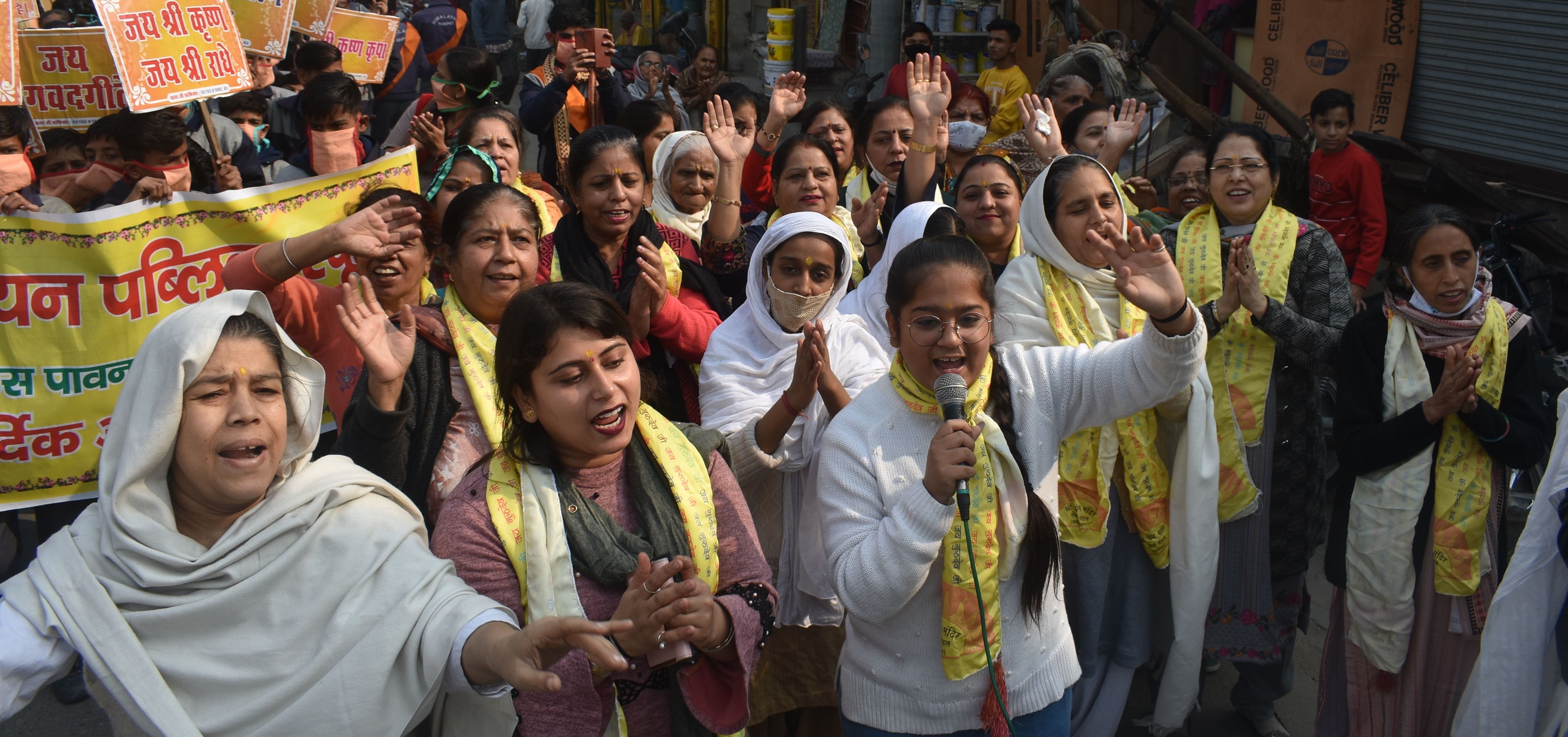 पानीपत। शोभायात्रा के दौरान भजन पर नाचती हुई महिलाएं।