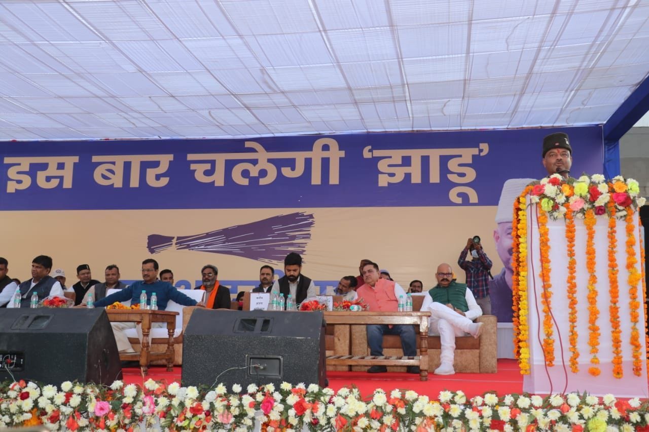 मंच पर केजरीवाल व अन्य। मंच पर केजरीवाल व अन्य।