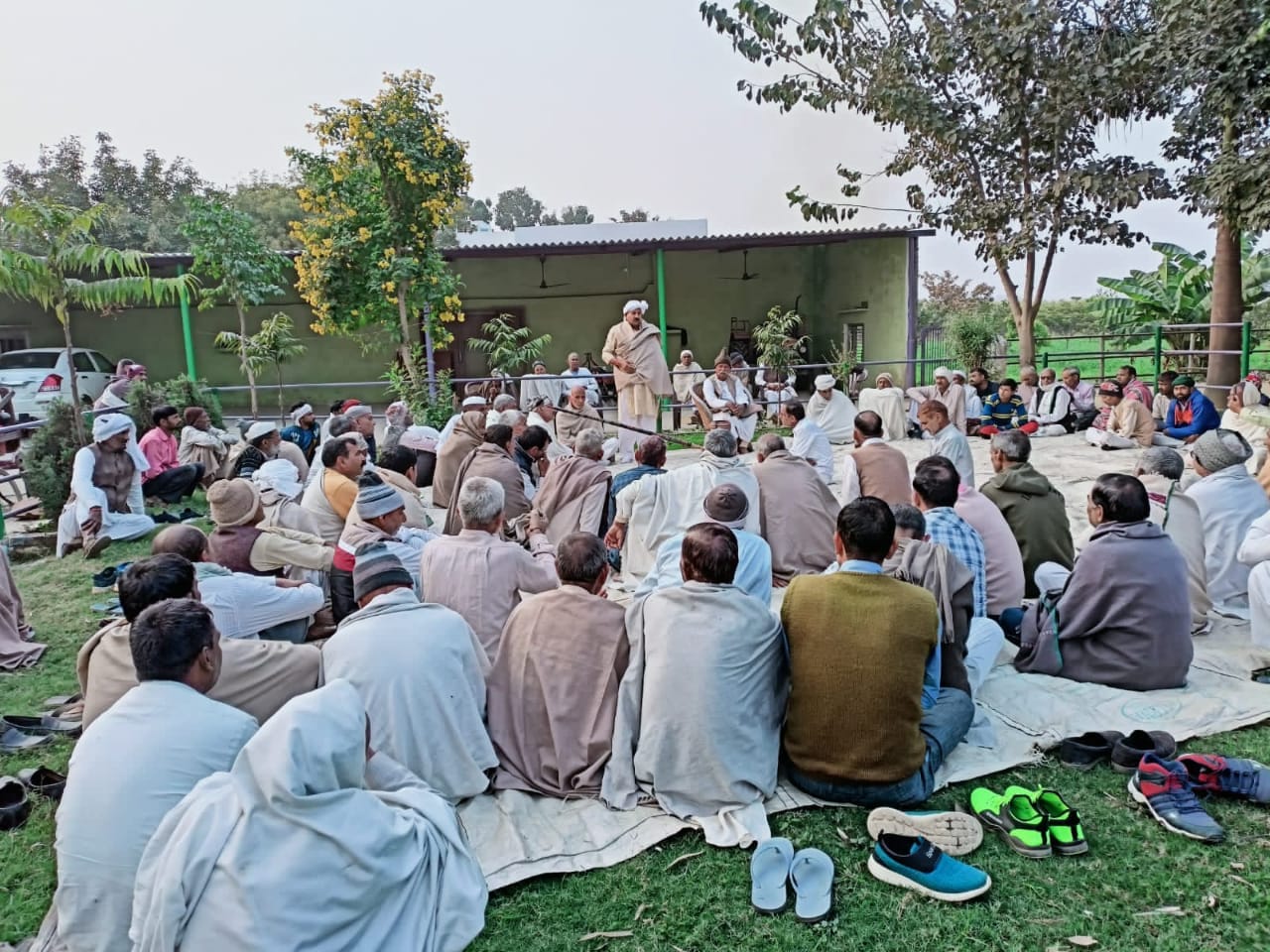 मुजफ्फरनगर : सिसौली में आयोजित पंचायत में बोलते भाकियू अध्यक्ष चौधरी नरेश टिकैत। मुजफ्फरनगर : सिसौली में आयोजित पंचायत में बोलते भाकियू अध्यक्ष चौधरी नरेश टिकैत।