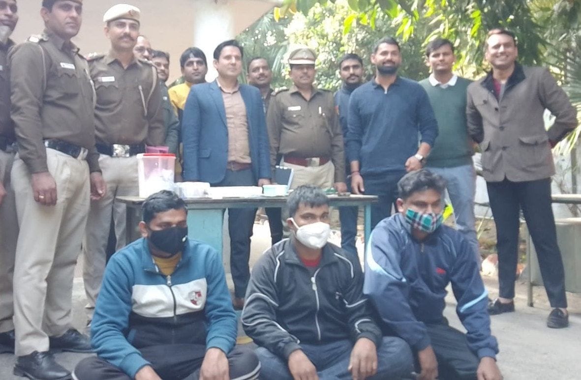 पुलिस की गिरफ्त में आरोपी । पुलिस की गिरफ्त में आरोपी ।