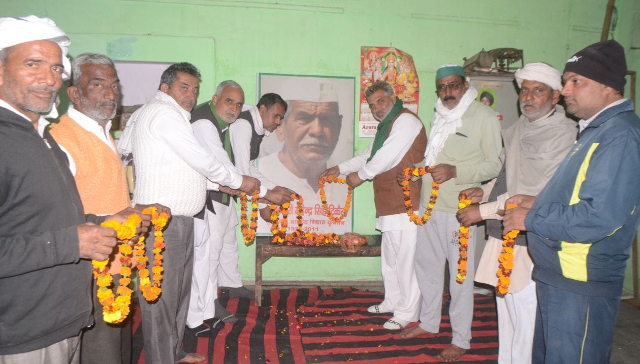 भाकियू कार्यालय पर बाबा टिकैत की तस्वीर पर माला चढ़ाते गाजीपुर से आये भाकियू कार्यकर्ता संवाद