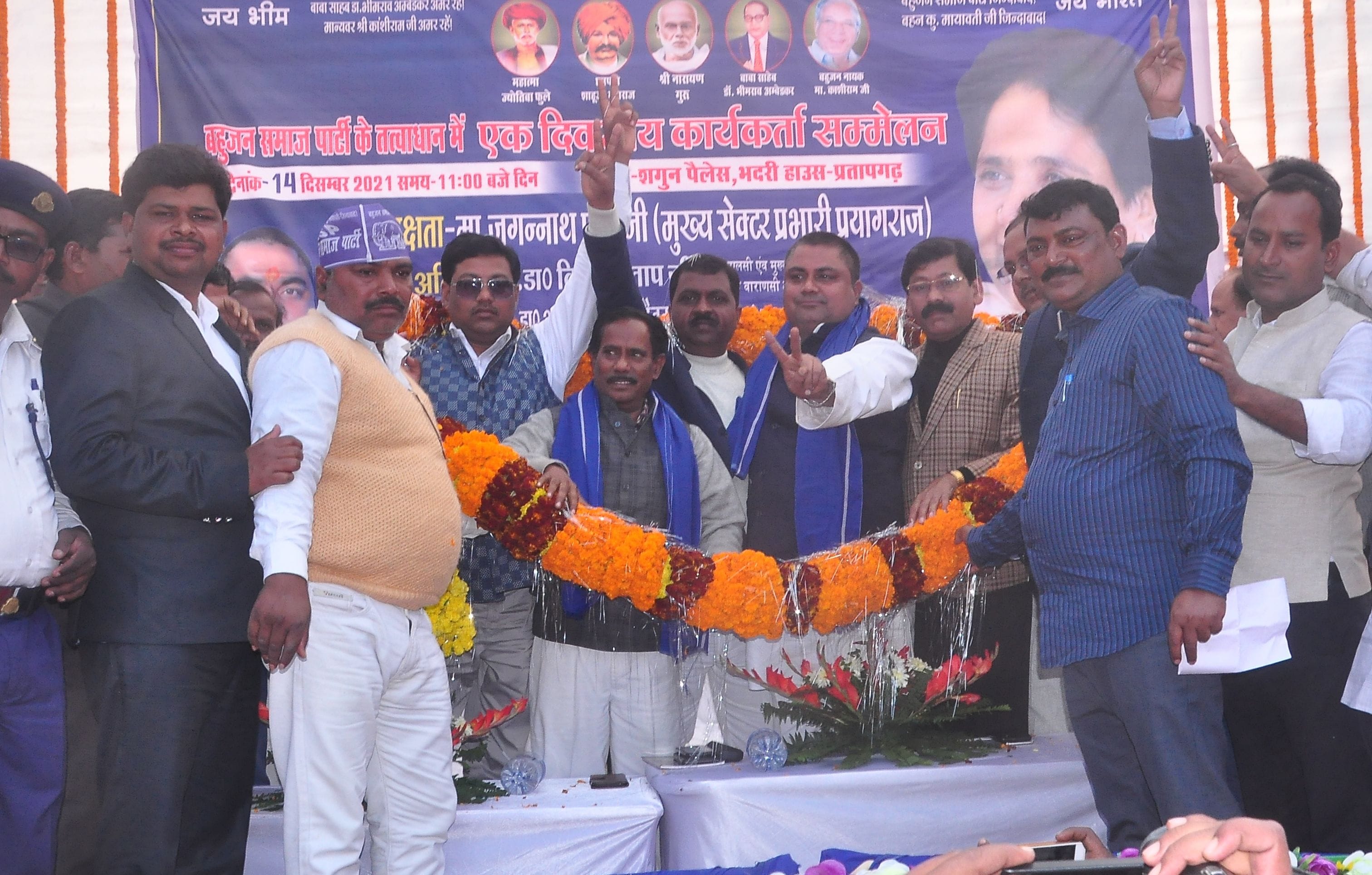 राजापाल चौराहे के समीप मैरेज हाल में बसपा के कार्यकर्ता सम्मेलन में मुख्य अतिथि का स्वागत करते प? राजापाल चौराहे के समीप मैरेज हाल में बसपा के कार्यकर्ता सम्मेलन में मुख्य अतिथि का स्वागत करते प?