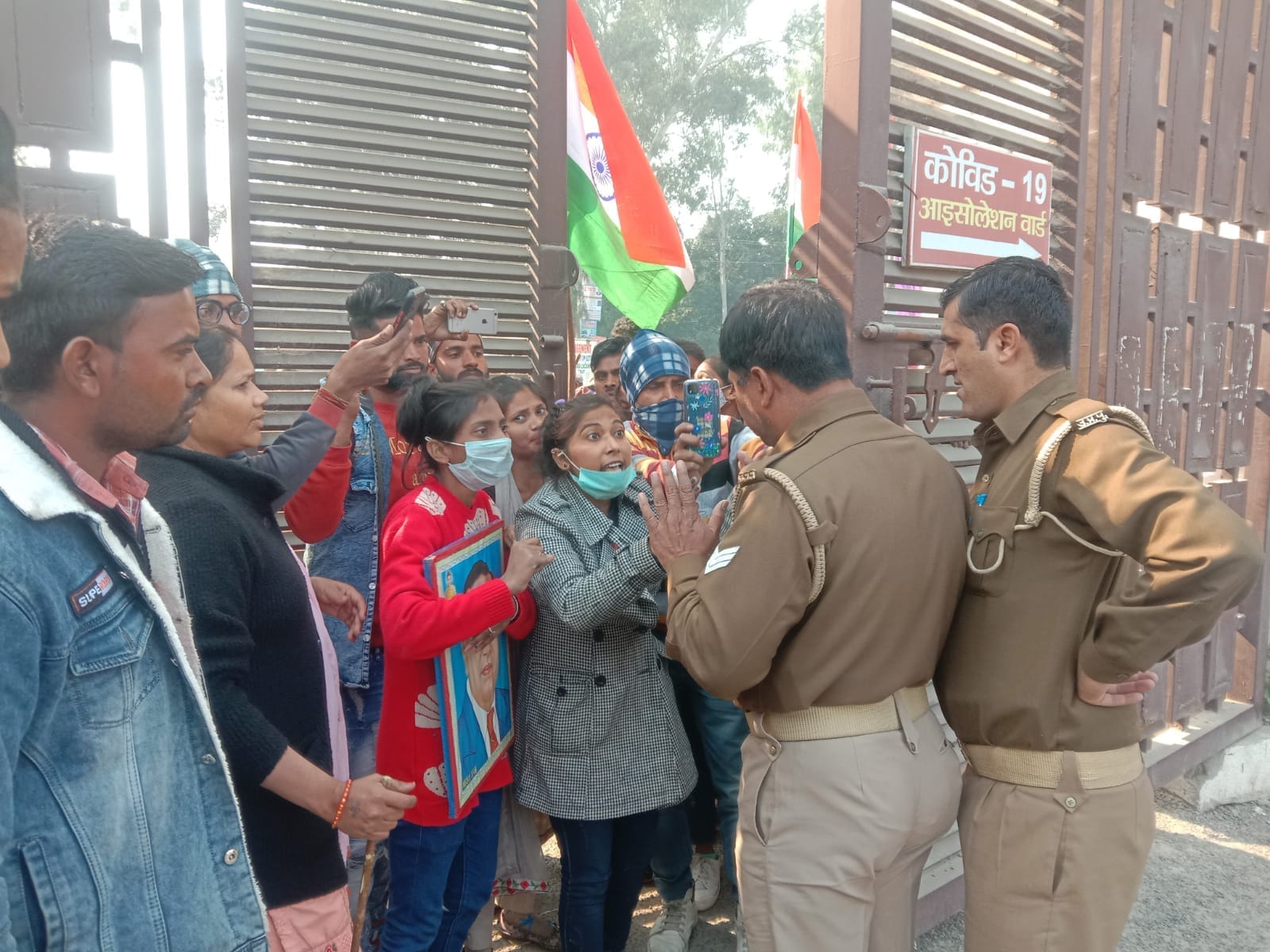 मेडिकल कॉलेज गेट खुलवाने आए पुलिसकर्मियों से नोकझोंक करते अस्थाई कर्मचारी. मेडिकल कॉलेज गेट खुलवाने आए पुलिसकर्मियों से नोकझोंक करते अस्थाई कर्मचारी.