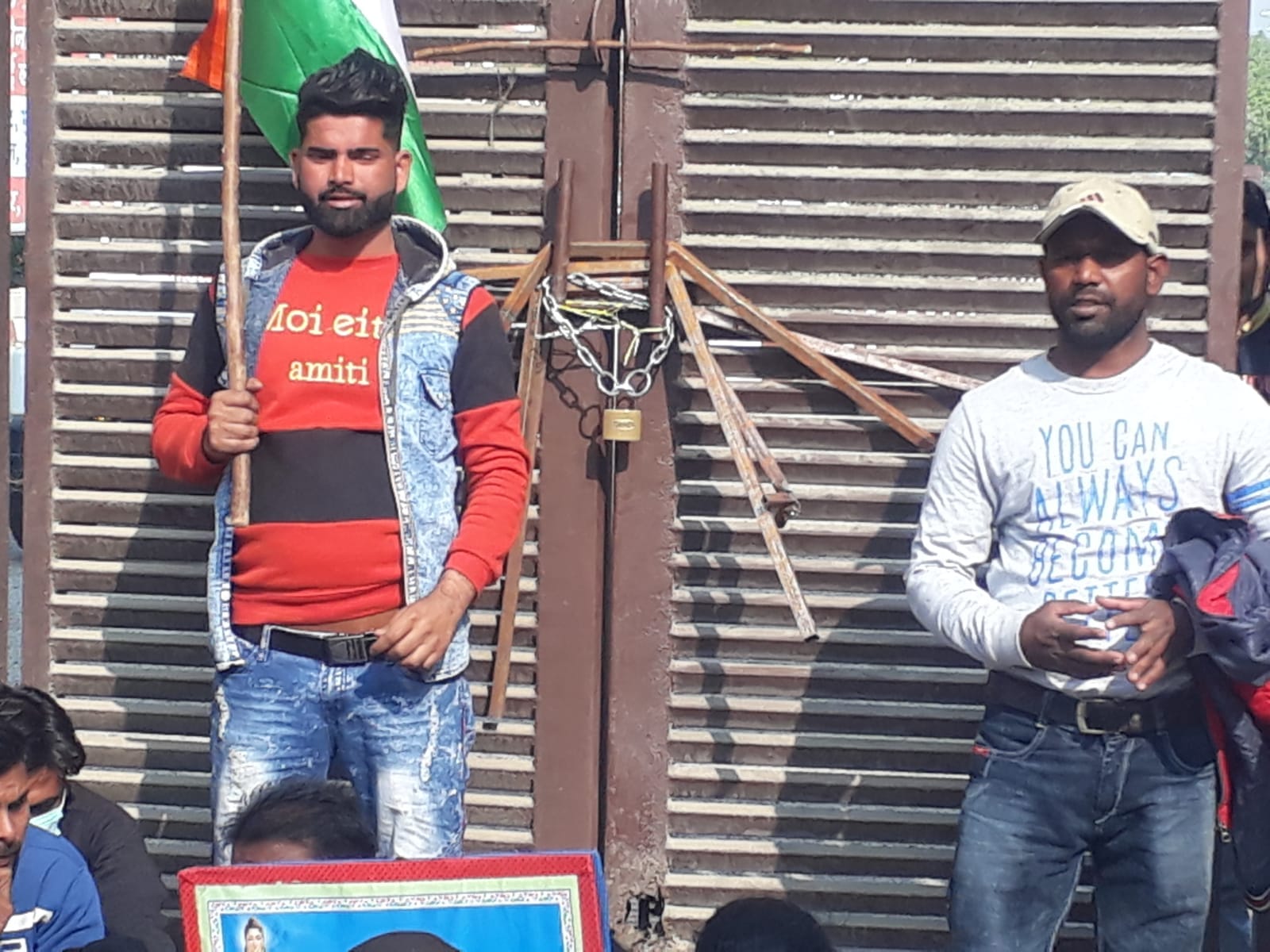 मेडिकल कॉलेज के मुख्य द्वार पर ताला लगा कर खड़े कर्मचारी मेडिकल कॉलेज के मुख्य द्वार पर ताला लगा कर खड़े कर्मचारी