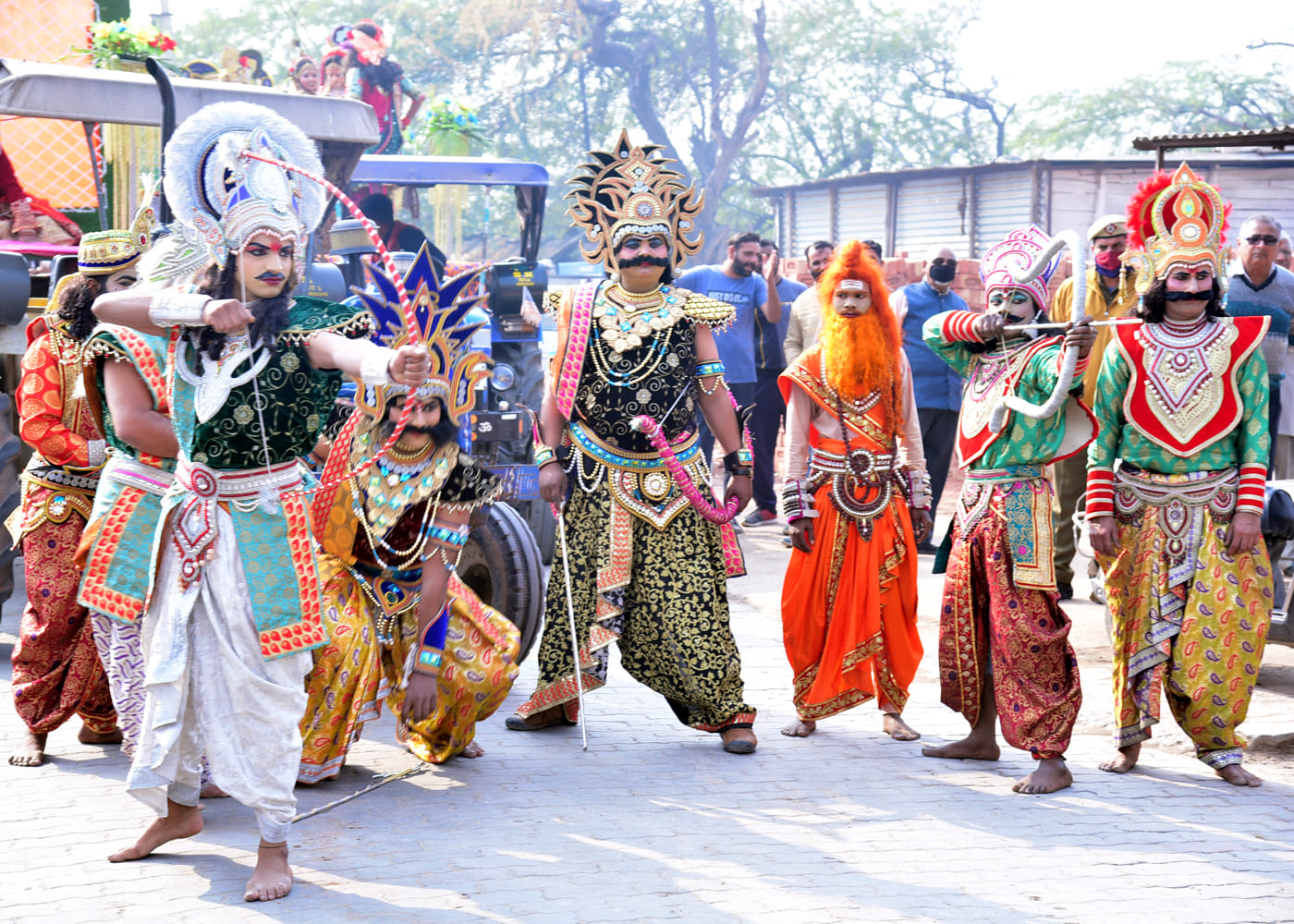 जिला स्तरीय गीता जयंती महोत्सव के उपलक्ष में निकाली गई शोभायात्रा में झांकी प्रस्तुत करते कलाका जिला स्तरीय गीता जयंती महोत्सव के उपलक्ष में निकाली गई शोभायात्रा में झांकी प्रस्तुत करते कलाका