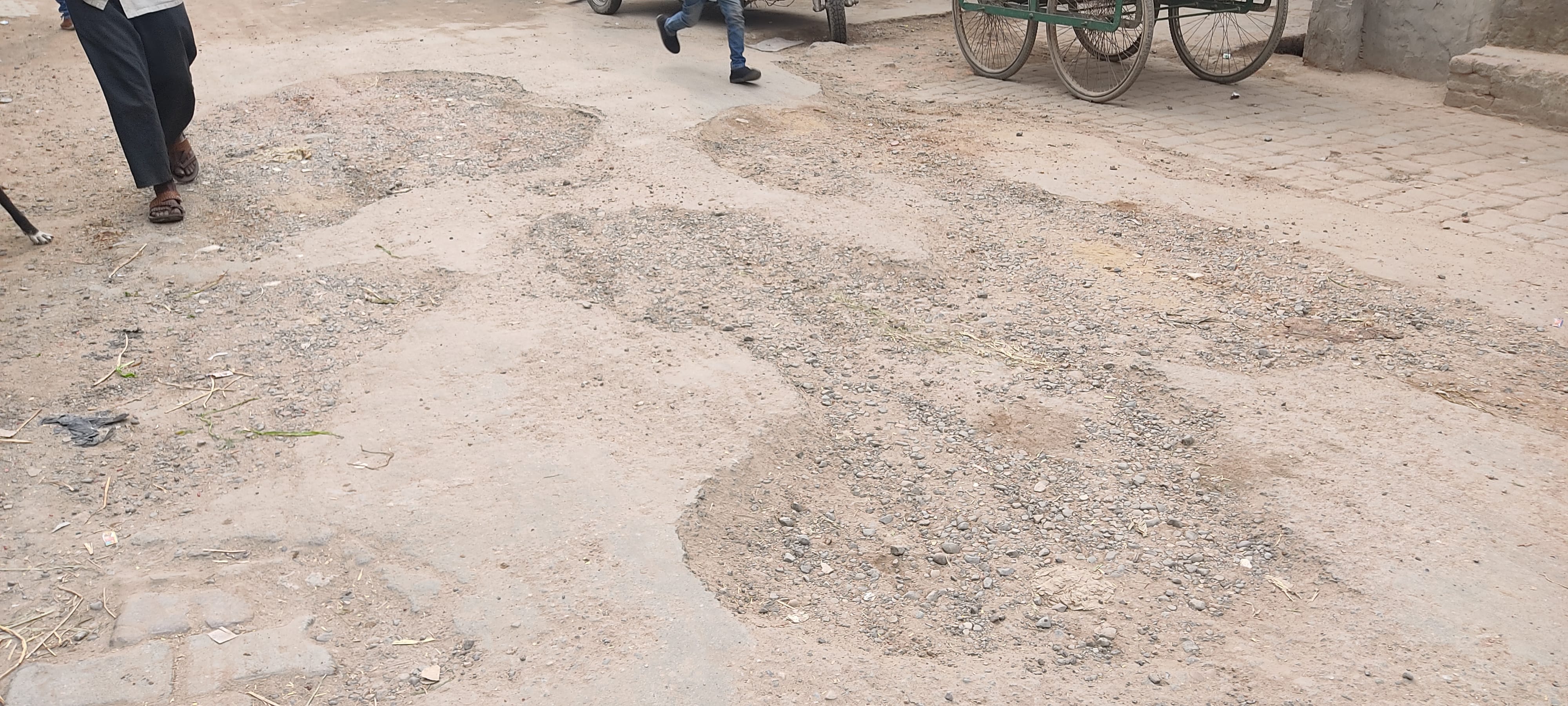 मुजफ्फरनगर कें मिमलाना रोड पर टूटी सड़क। मुजफ्फरनगर कें मिमलाना रोड पर टूटी सड़क।