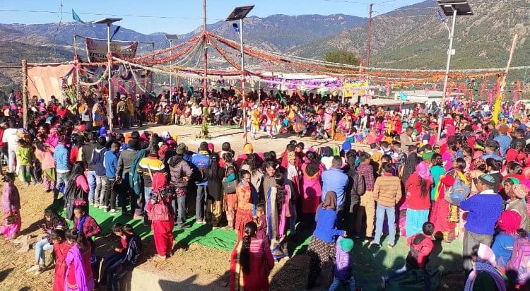 Umat ​​Berkumpul Untuk Menonton Pandav Leela Di Desa Khola