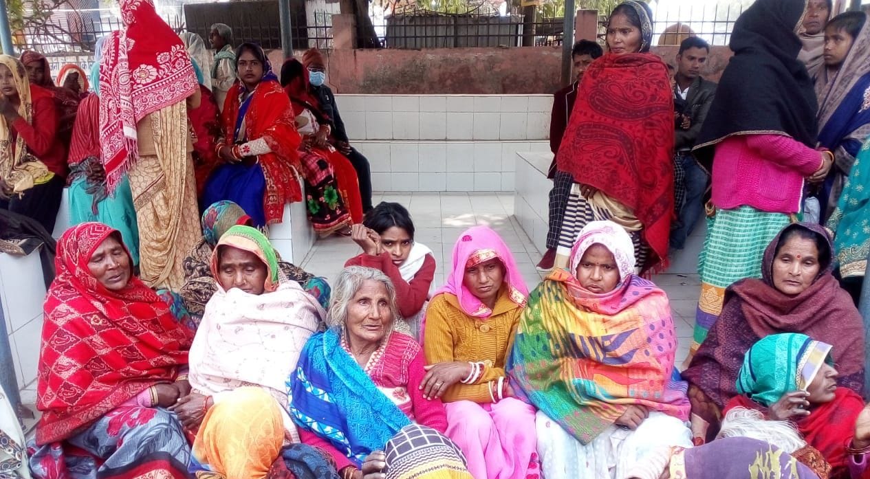 असोहा में हादसे के बाद उमेश की मौत पर पोस्टमार्टम हाउस में गमगीन परिजन। संवाद असोहा में हादसे के बाद उमेश की मौत पर पोस्टमार्टम हाउस में गमगीन परिजन। संवाद
