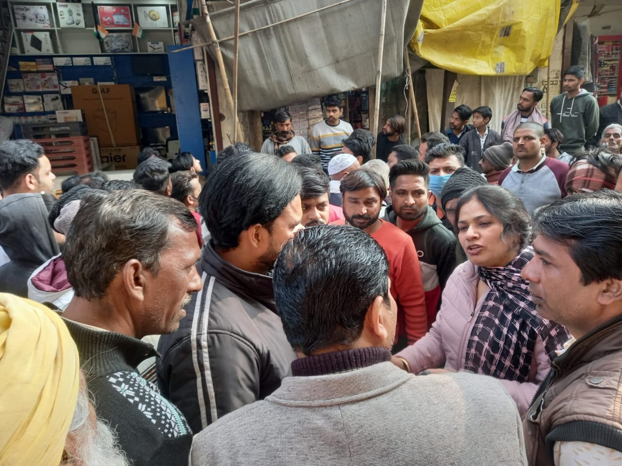 सरसावा में अतिक्रमण हटाने का विरोध करते व्यापारी सरसावा में अतिक्रमण हटाने का विरोध करते व्यापारी