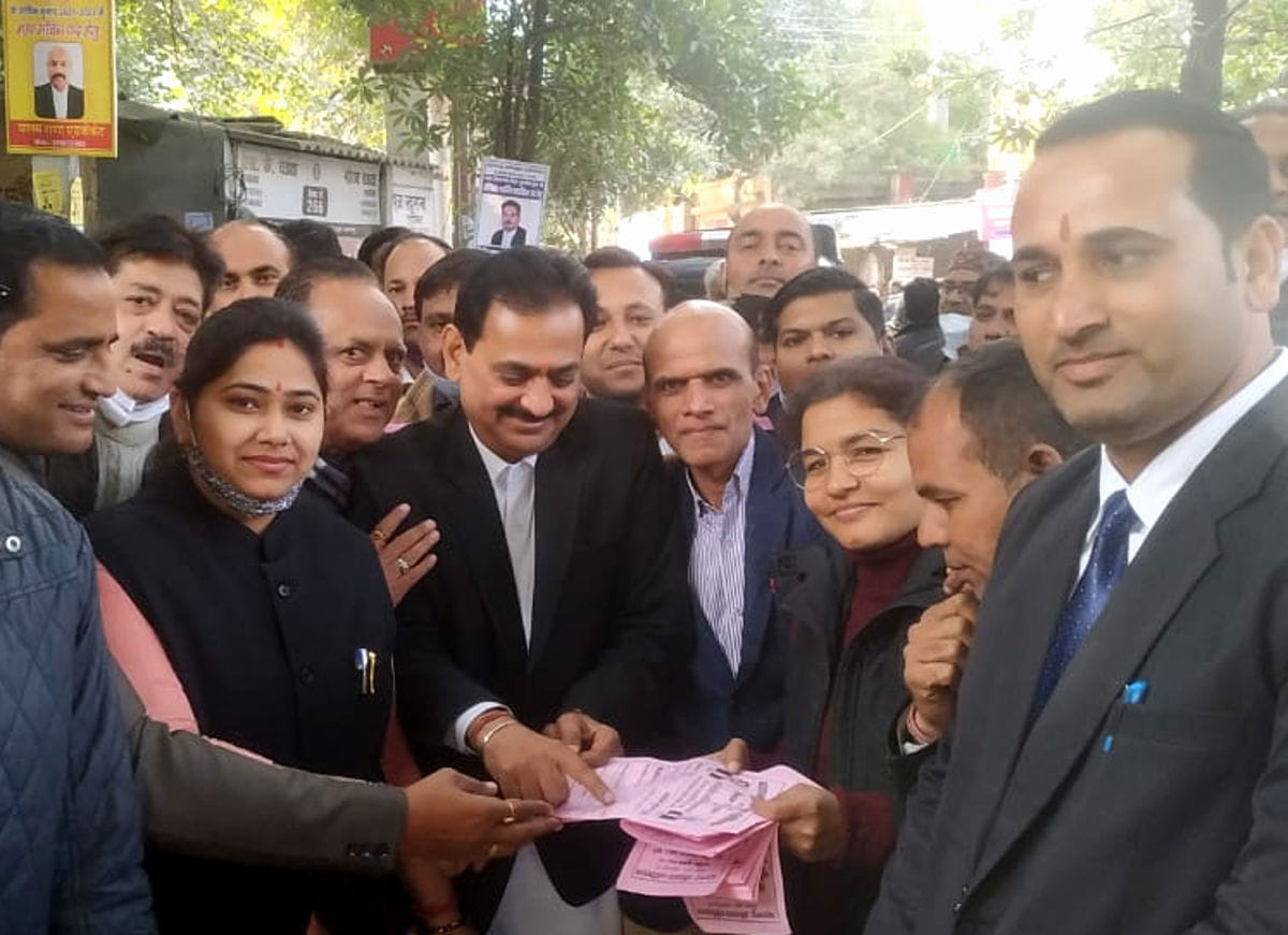 दीवानी कचहरी में चुनाव प्रचार करते प्रगतिशील अधिवक्ता एकता मंच के प्रत्याशी