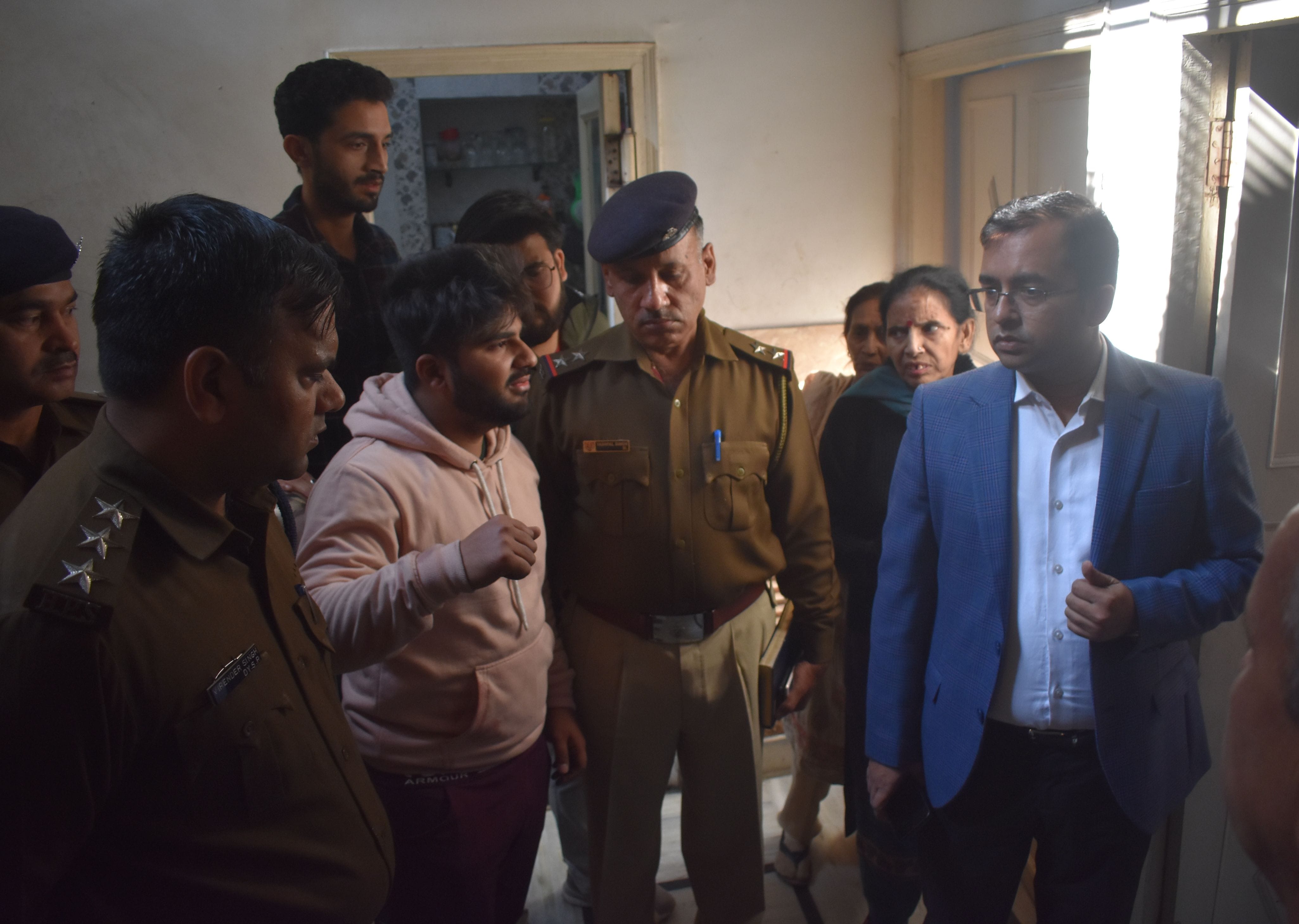 पानीपत। मौके पर घटनास्थ्ल पर निरक्षण कर परिवार के सदस्य से बातचीत करते हुए एसपी शशांक कुमार सावन पानीपत। मौके पर घटनास्थ्ल पर निरक्षण कर परिवार के सदस्य से बातचीत करते हुए एसपी शशांक कुमार सावन