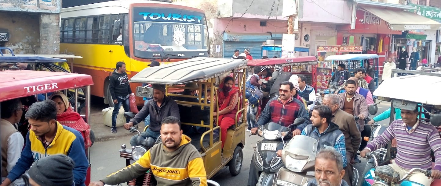 शामली माजरा रोड पर ई-रिक्शा के चलते लगा जाम शामली माजरा रोड पर ई-रिक्शा के चलते लगा जाम