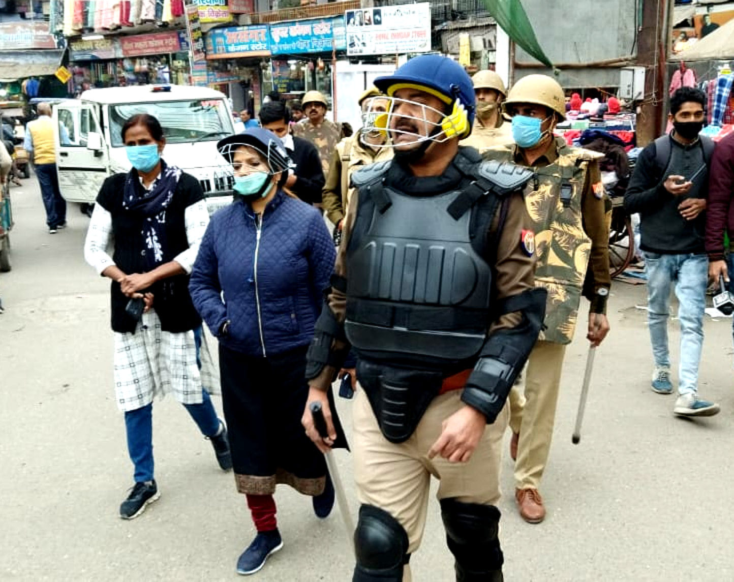 शहर में दंगा नियंत्रण की रिहर्सल करते प्रशासन व पुलिस अधिकारी शहर में दंगा नियंत्रण की रिहर्सल करते प्रशासन व पुलिस अधिकारी