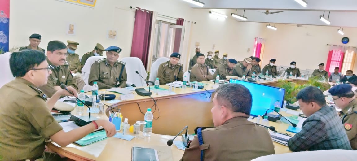 चुर्क पुलिस लाइन में आगामी चुनाव को लेकर अंतर प्रांतीय बैठक करते अपर पुलिस महानिदेशक वाराणसी जो? चुर्क पुलिस लाइन में आगामी चुनाव को लेकर अंतर प्रांतीय बैठक करते अपर पुलिस महानिदेशक वाराणसी जो?